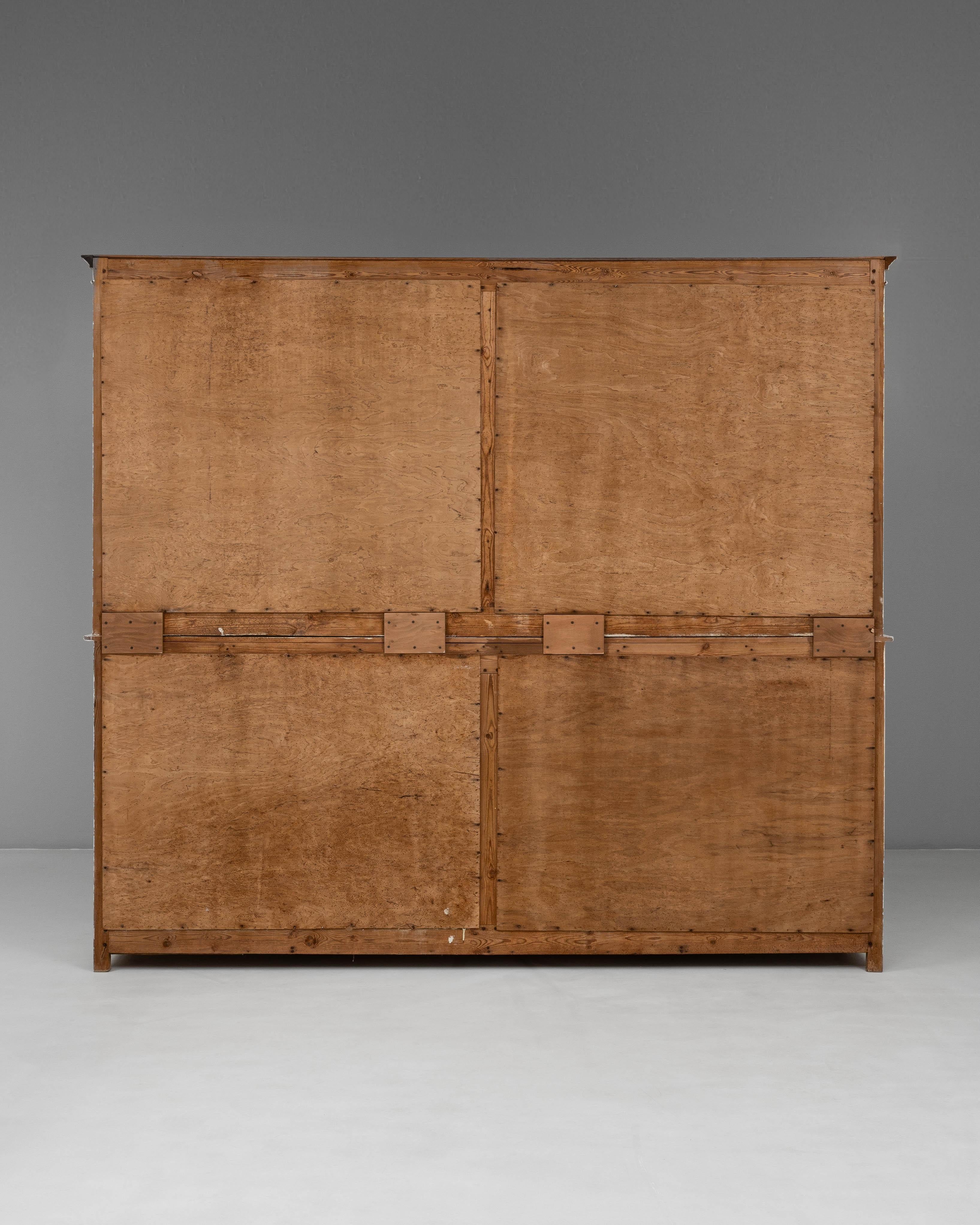 Vitrine à huit portes en bois patiné français des années 1900 en vente 8