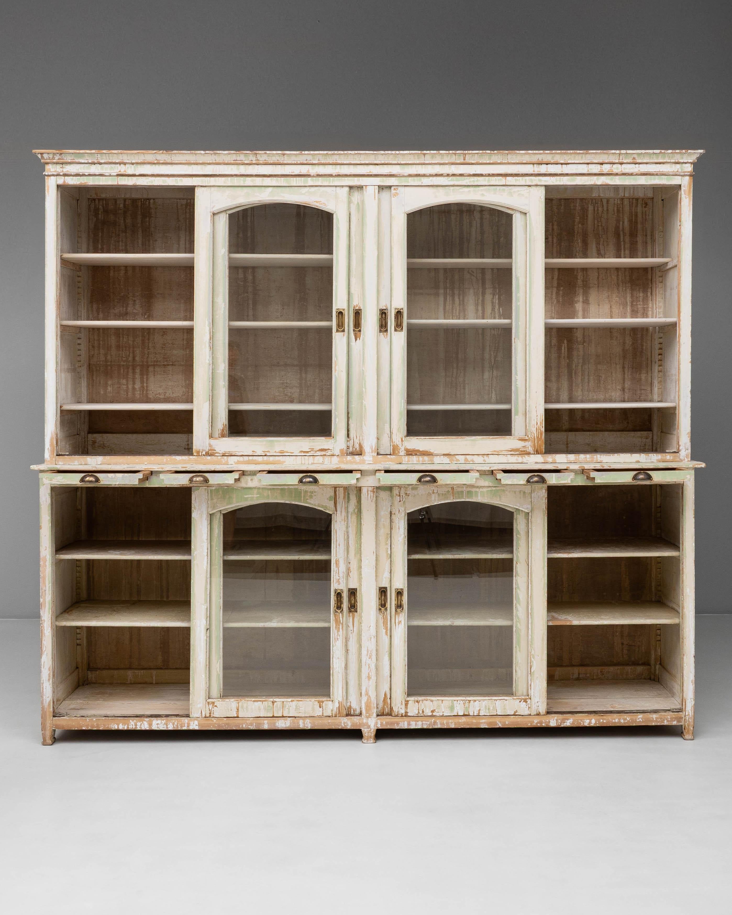 Français Vitrine à huit portes en bois patiné français des années 1900 en vente