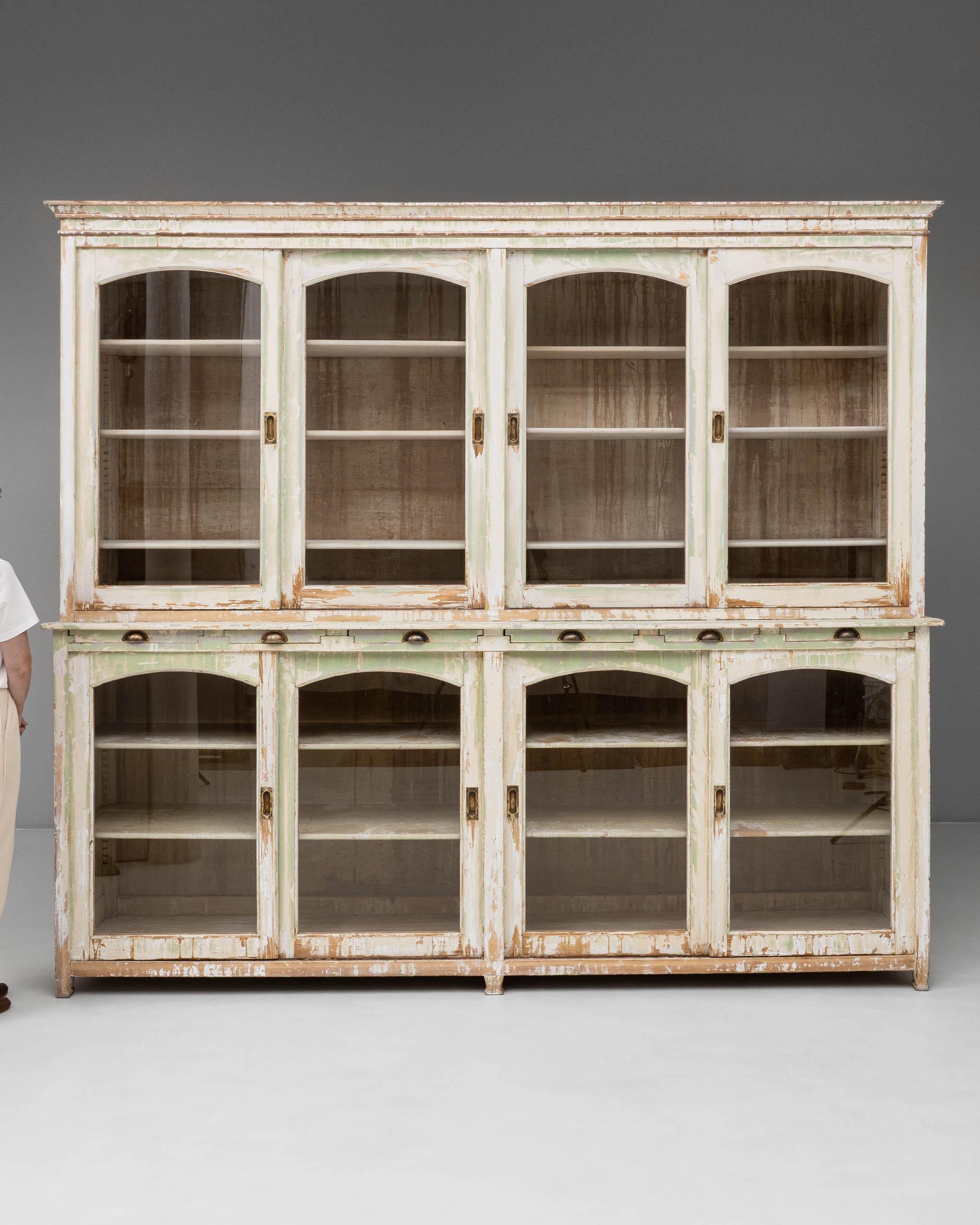 Patiné Vitrine à huit portes en bois patiné français des années 1900 en vente