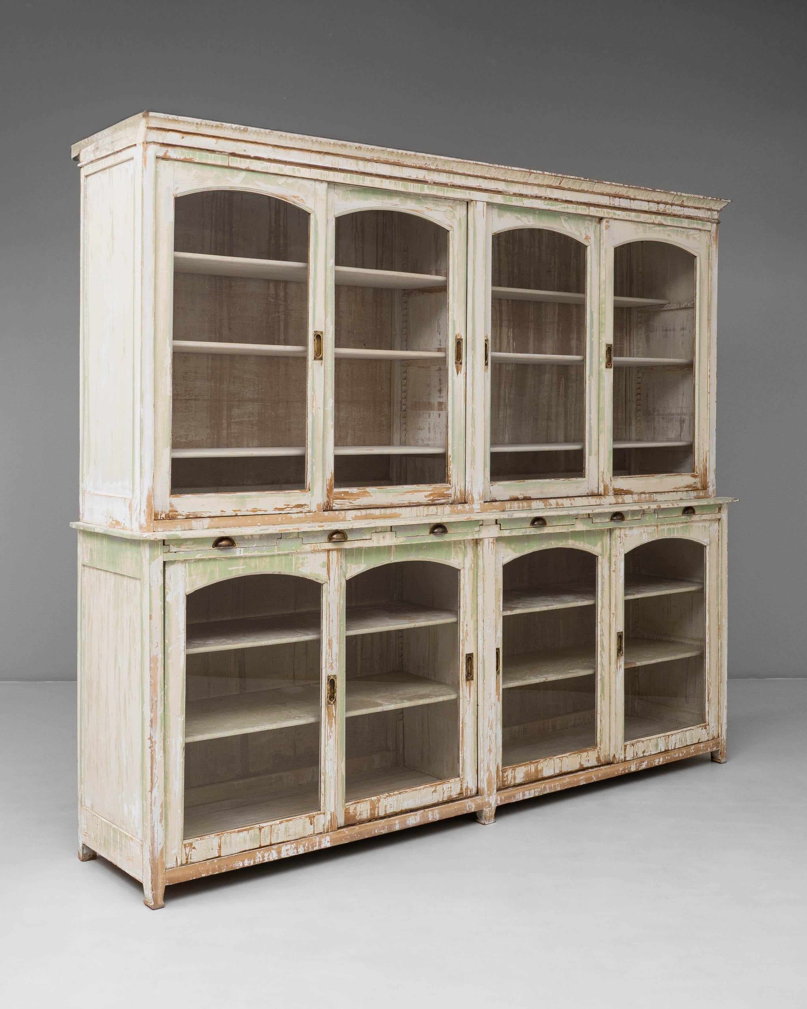 Vitrine à huit portes en bois patiné français des années 1900 Bon état - En vente à High Point, NC