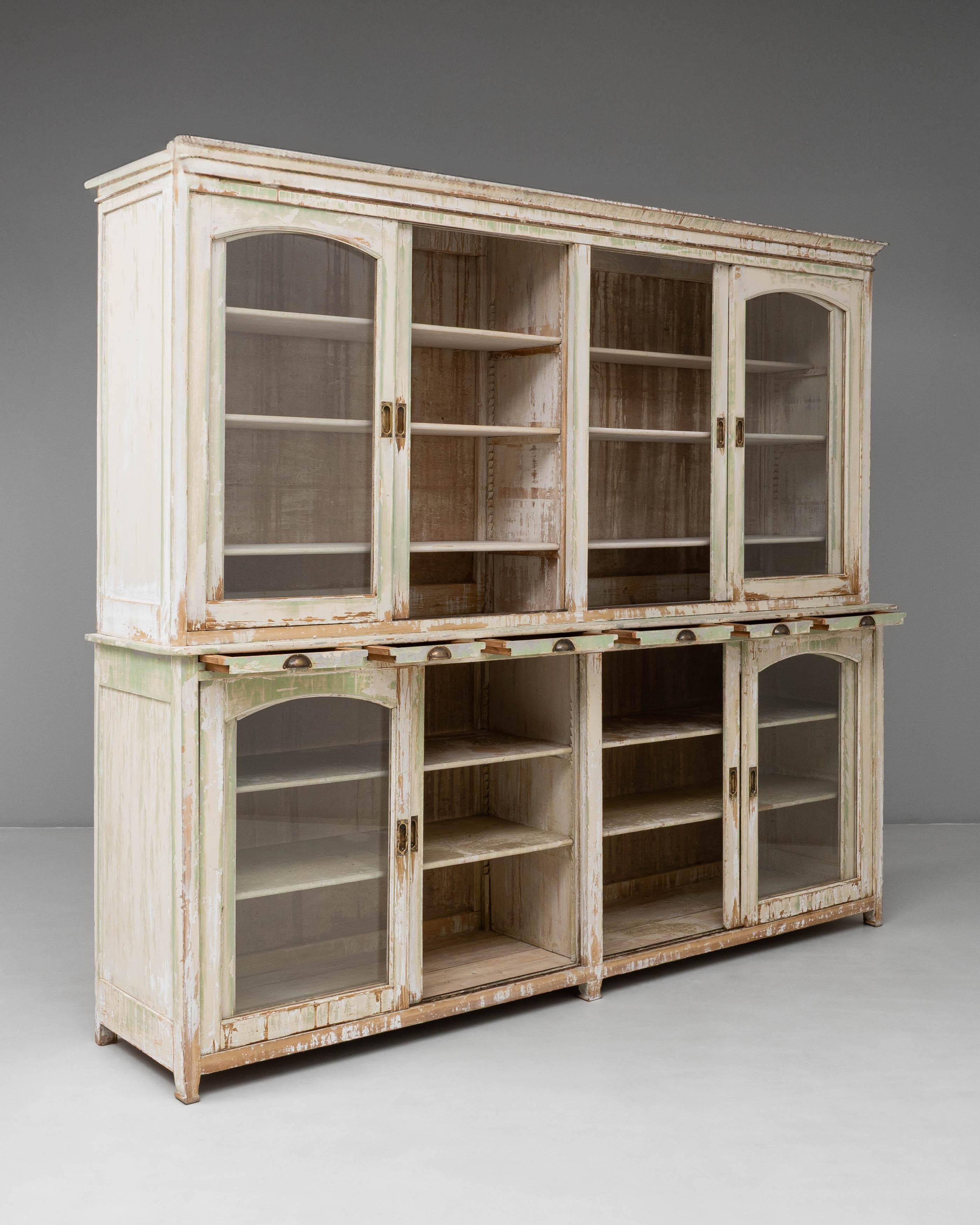 20ième siècle Vitrine à huit portes en bois patiné français des années 1900 en vente