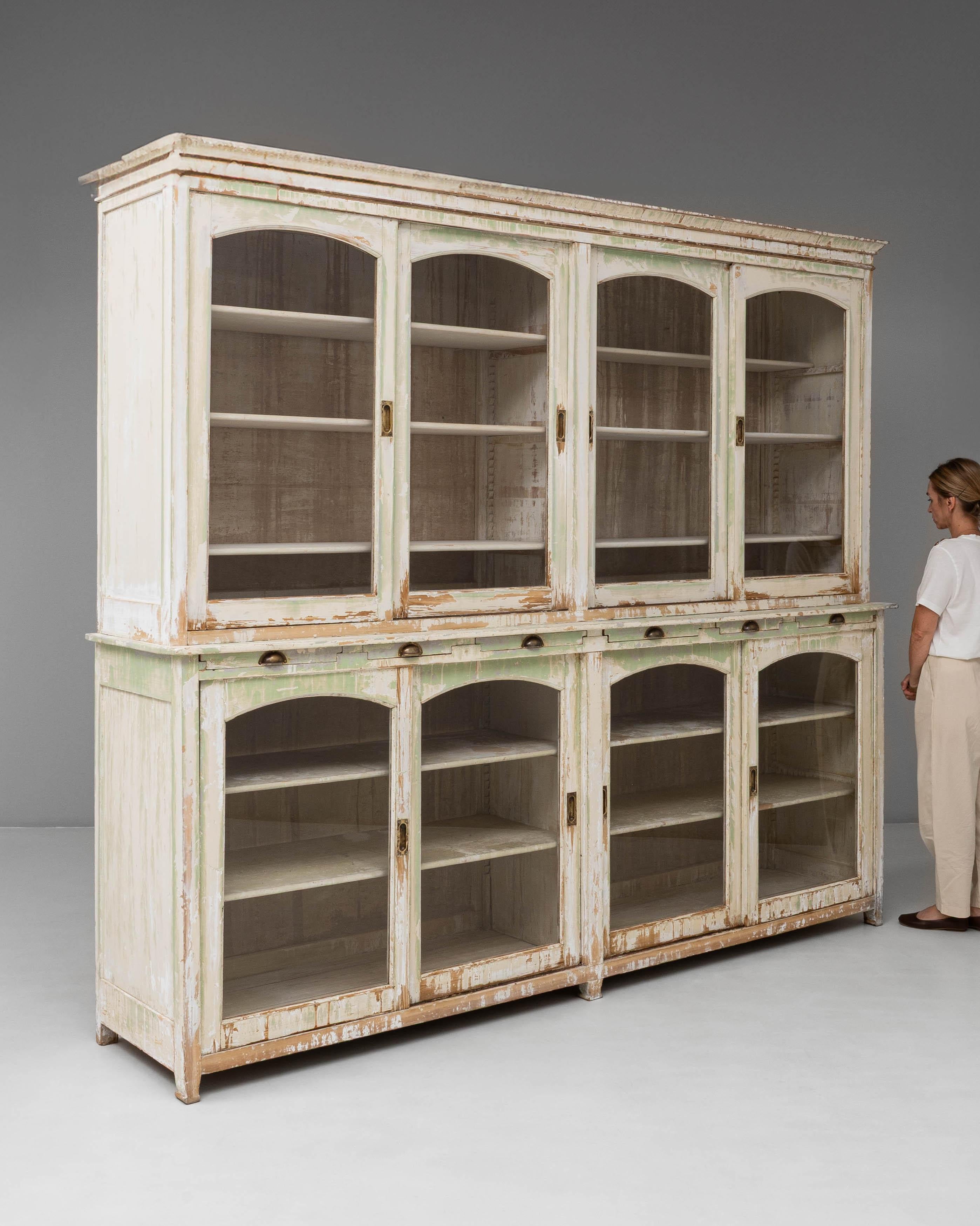 Verre Vitrine à huit portes en bois patiné français des années 1900 en vente