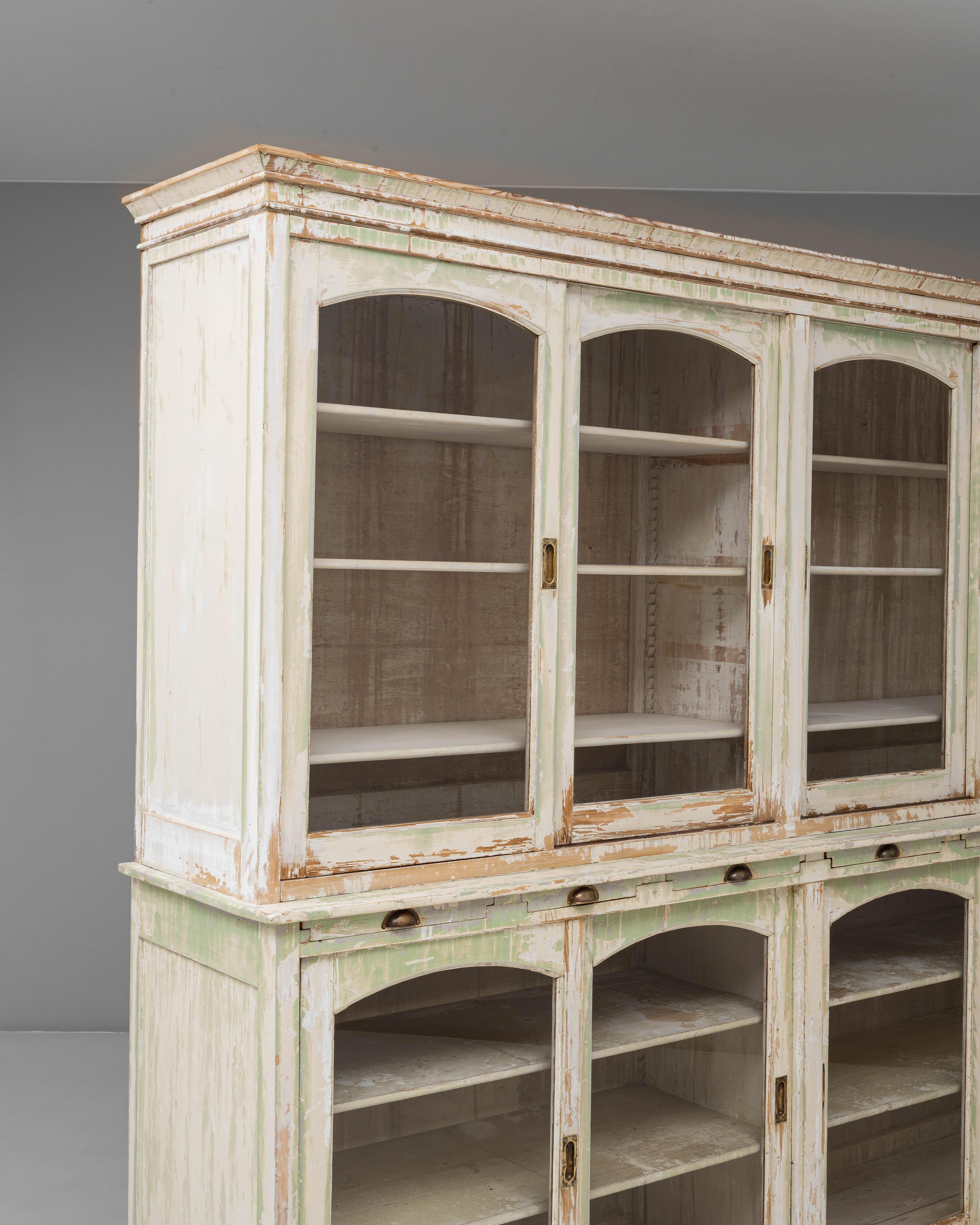 Vitrine à huit portes en bois patiné français des années 1900 en vente 1