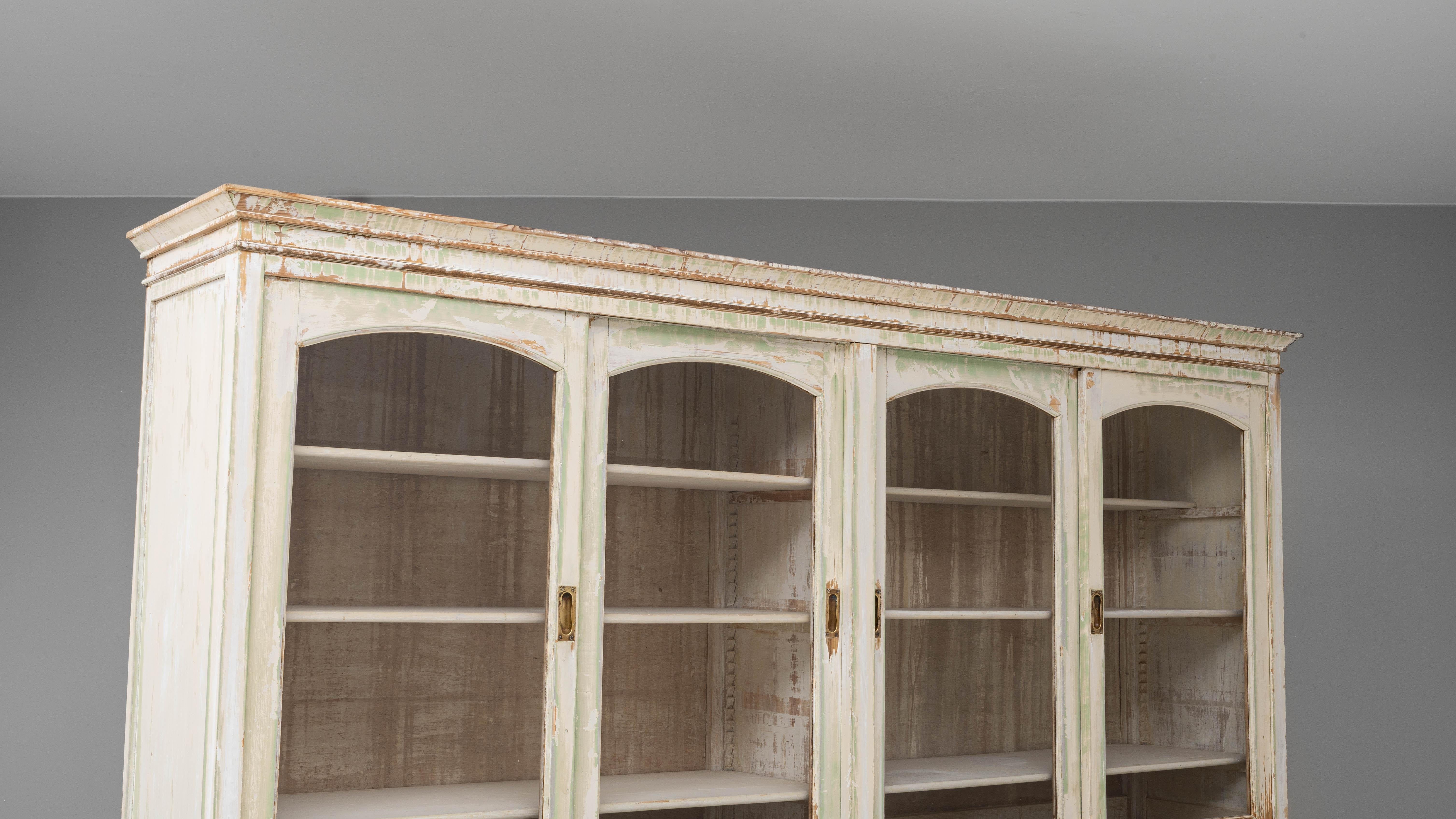 Vitrine à huit portes en bois patiné français des années 1900 en vente 2