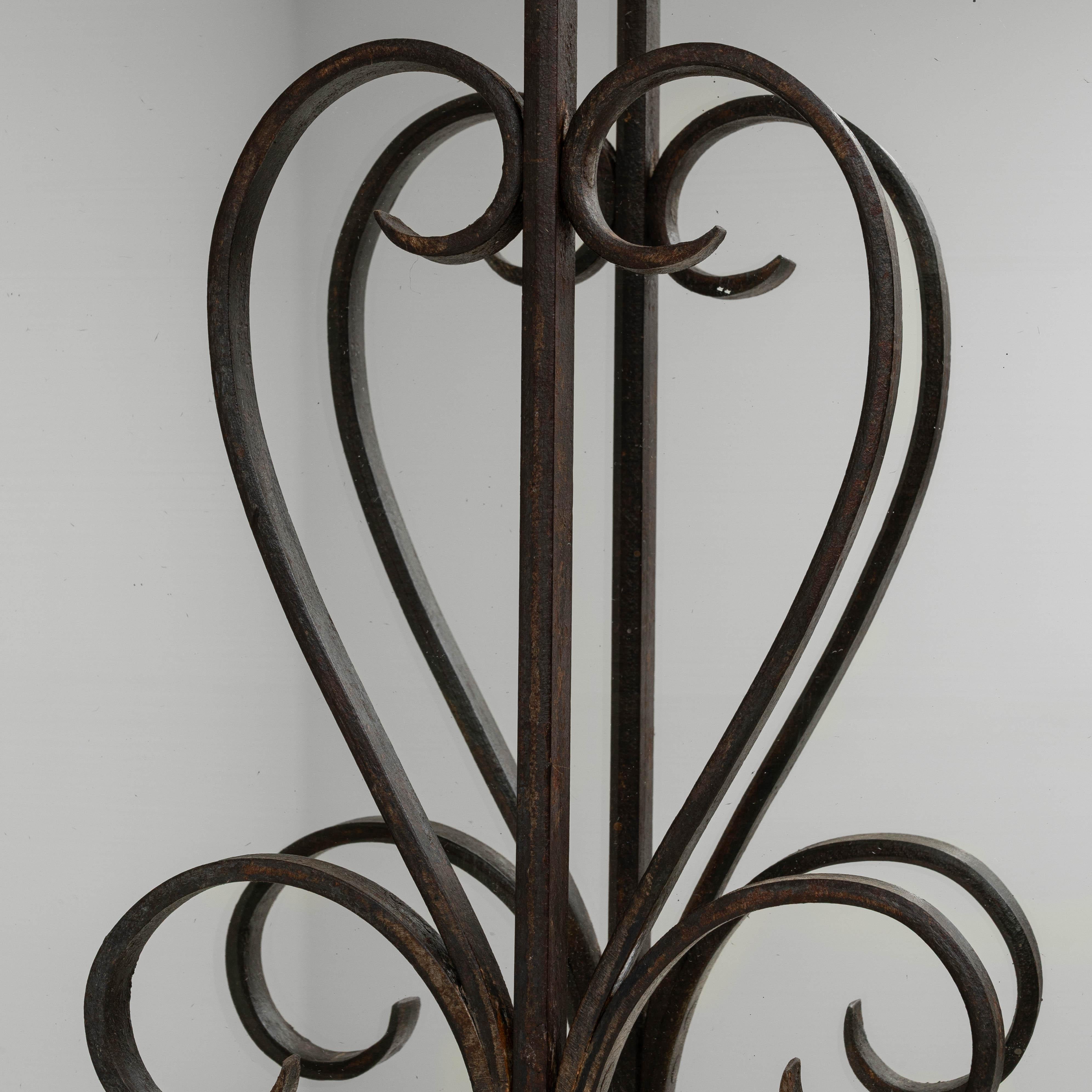 Miroir 1900 en bois patiné avec détails en fer forgé en vente 4