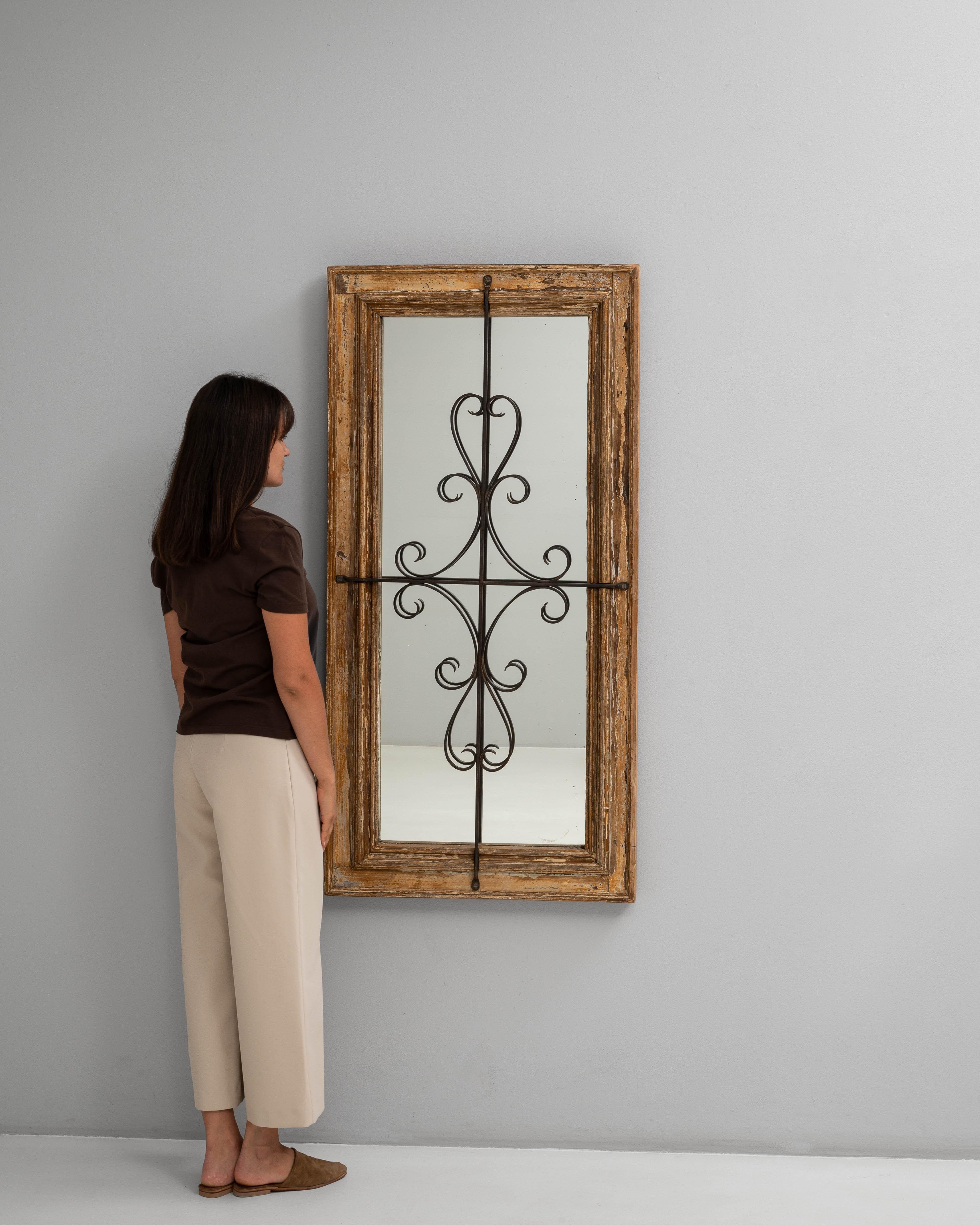 Français Miroir 1900 en bois patiné avec détails en fer forgé en vente