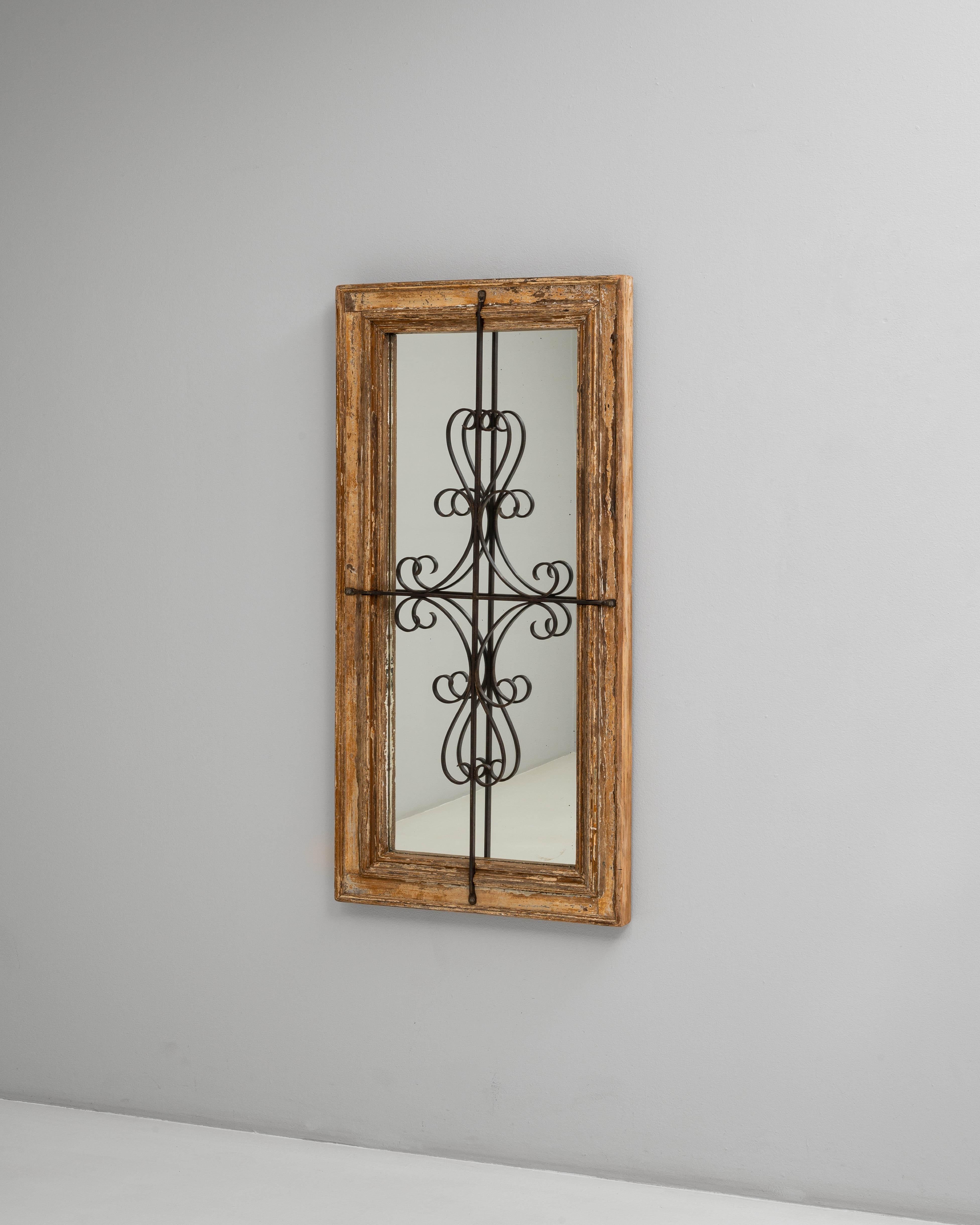 Miroir 1900 en bois patiné avec détails en fer forgé Bon état - En vente à High Point, NC
