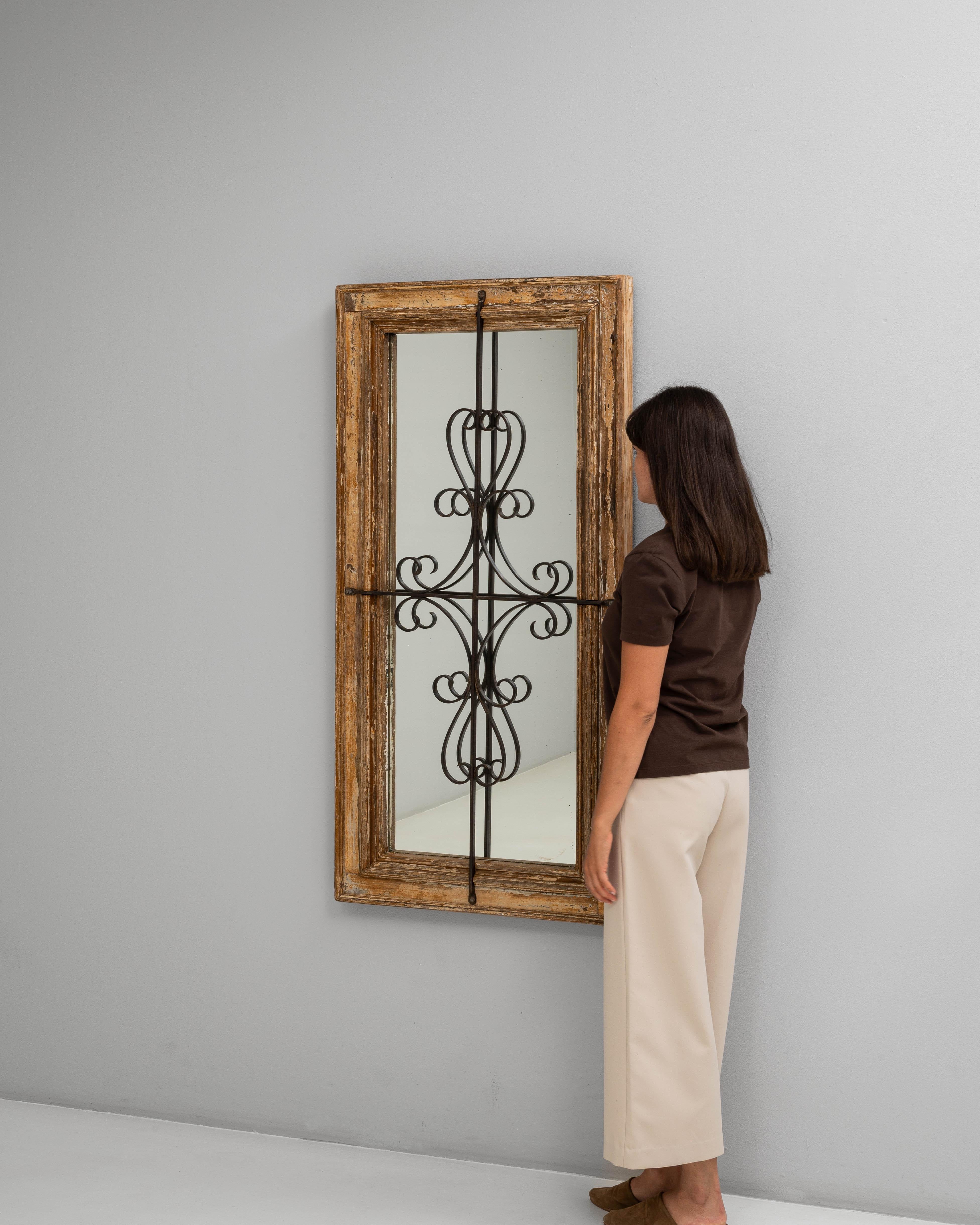 20ième siècle Miroir 1900 en bois patiné avec détails en fer forgé en vente