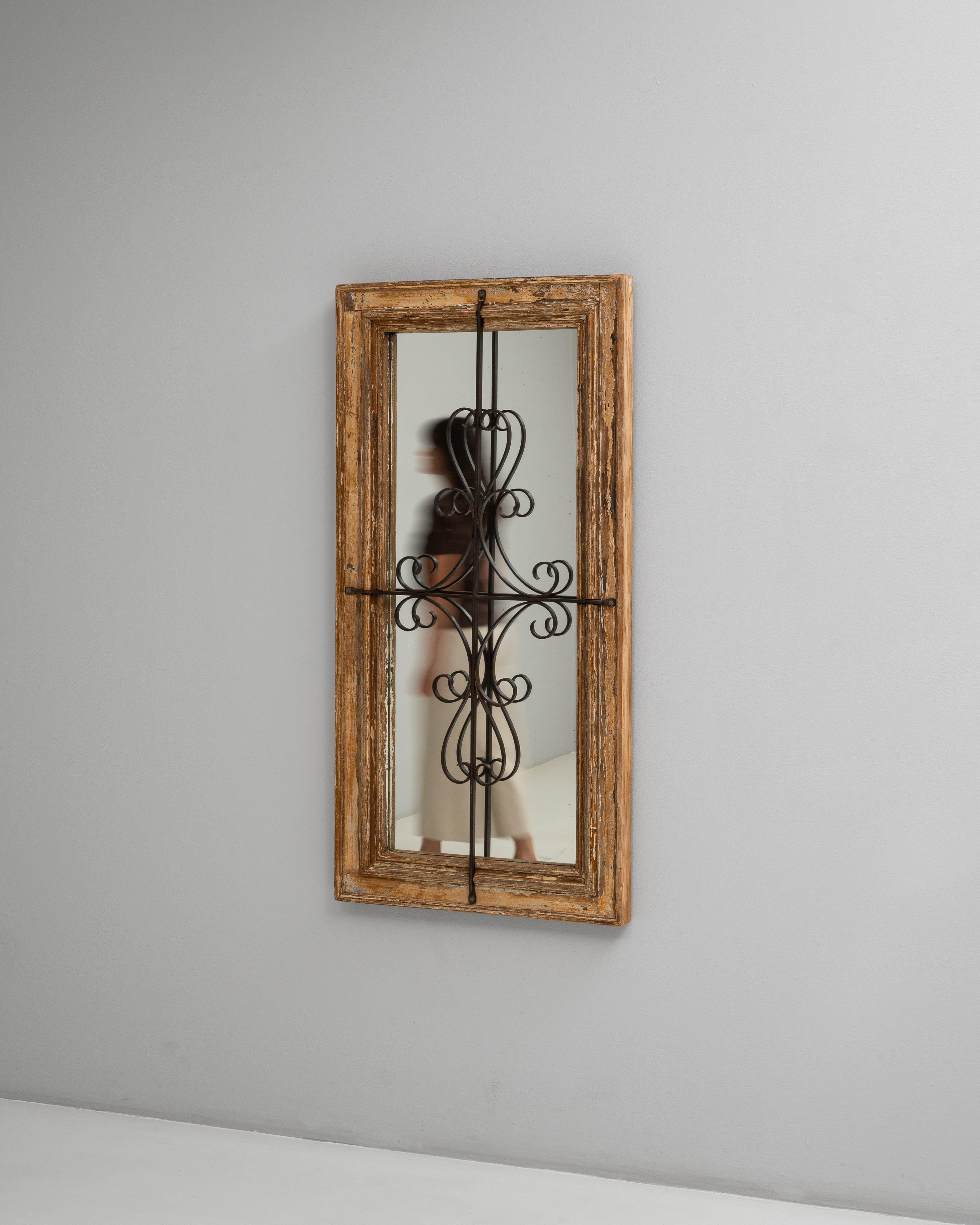 Verre Miroir 1900 en bois patiné avec détails en fer forgé en vente