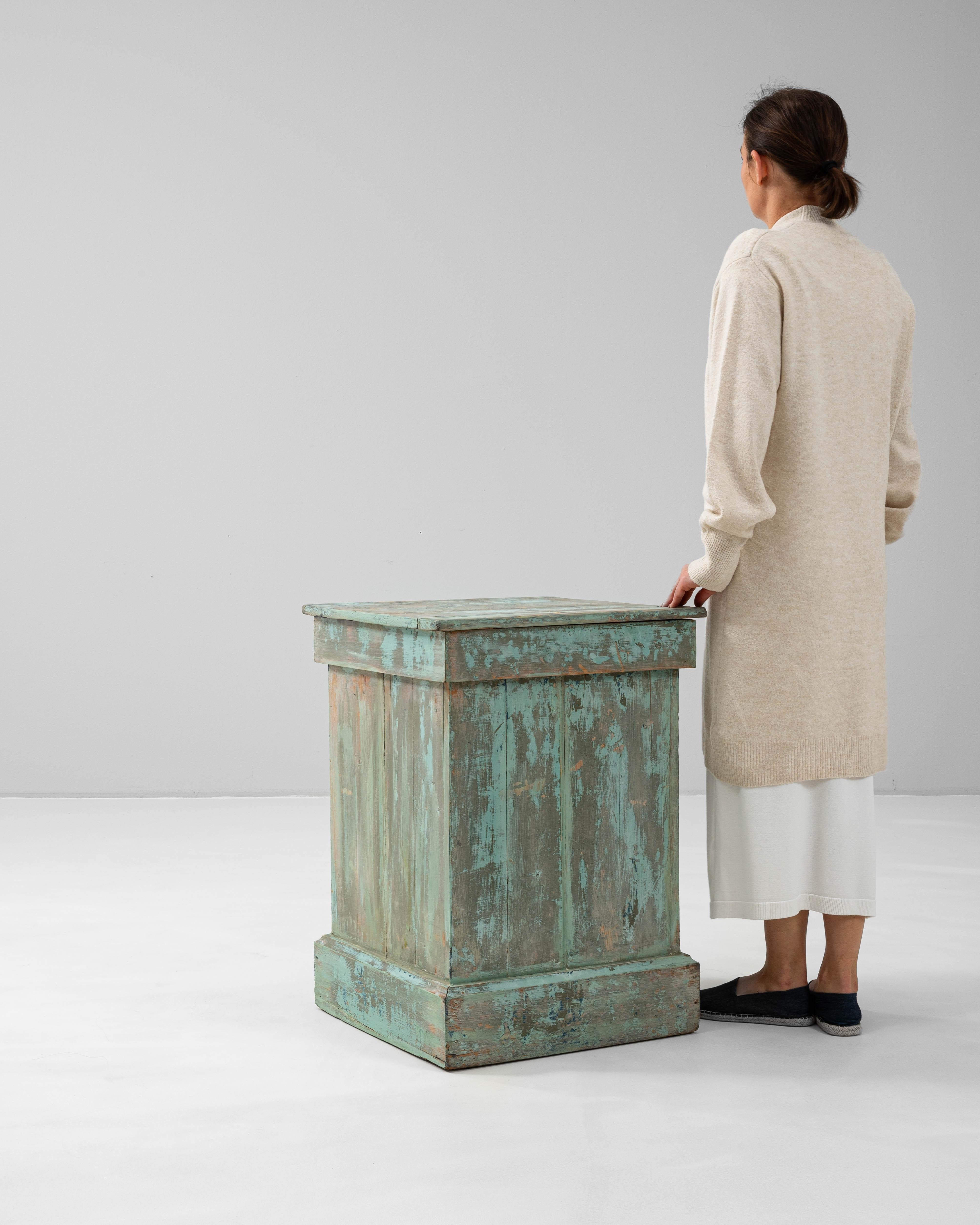 1900s French Wood Patinated Pedestal en Bueno estado para la venta en High Point, NC