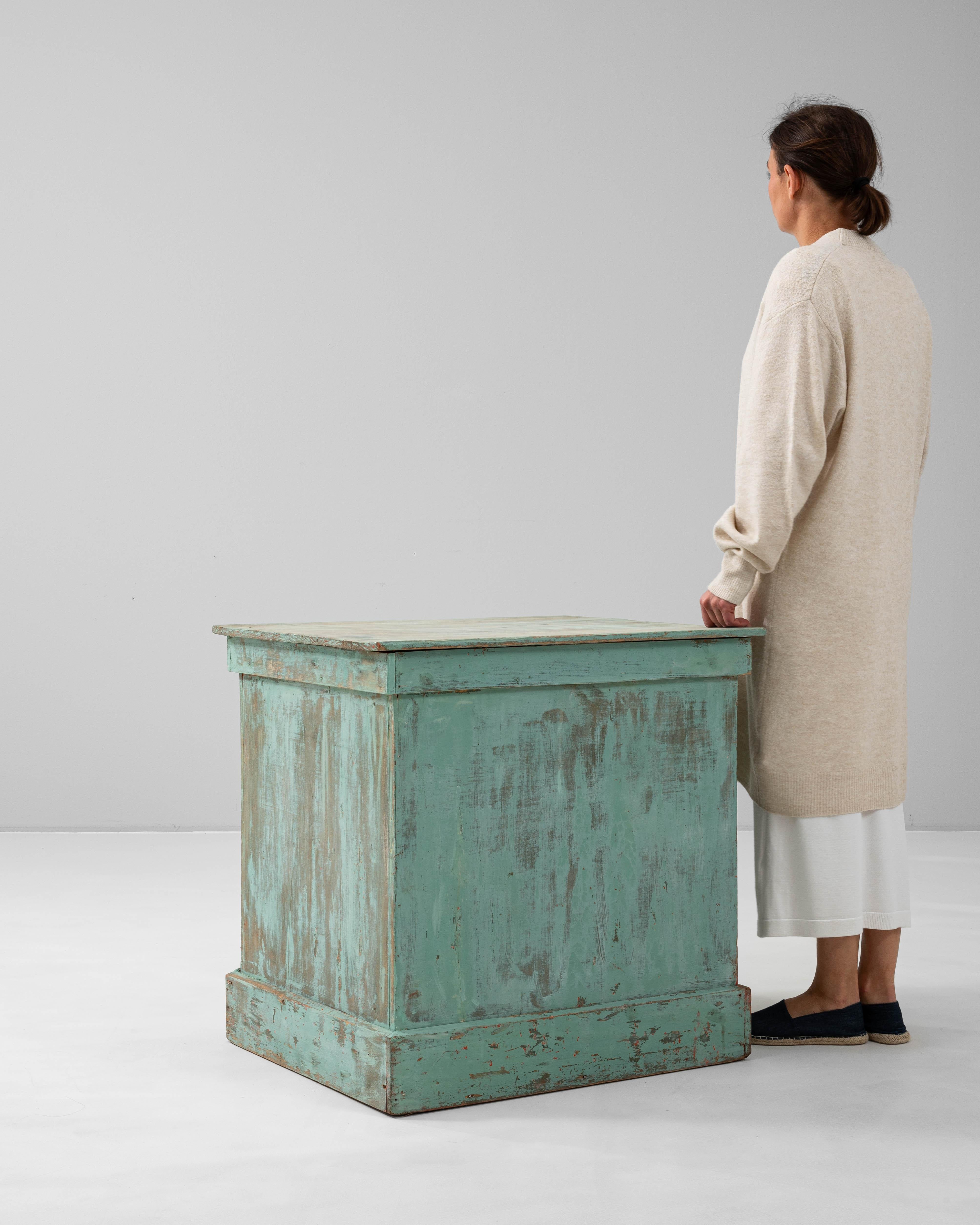 1900s French Wood Patinated Pedestal en Bueno estado para la venta en High Point, NC