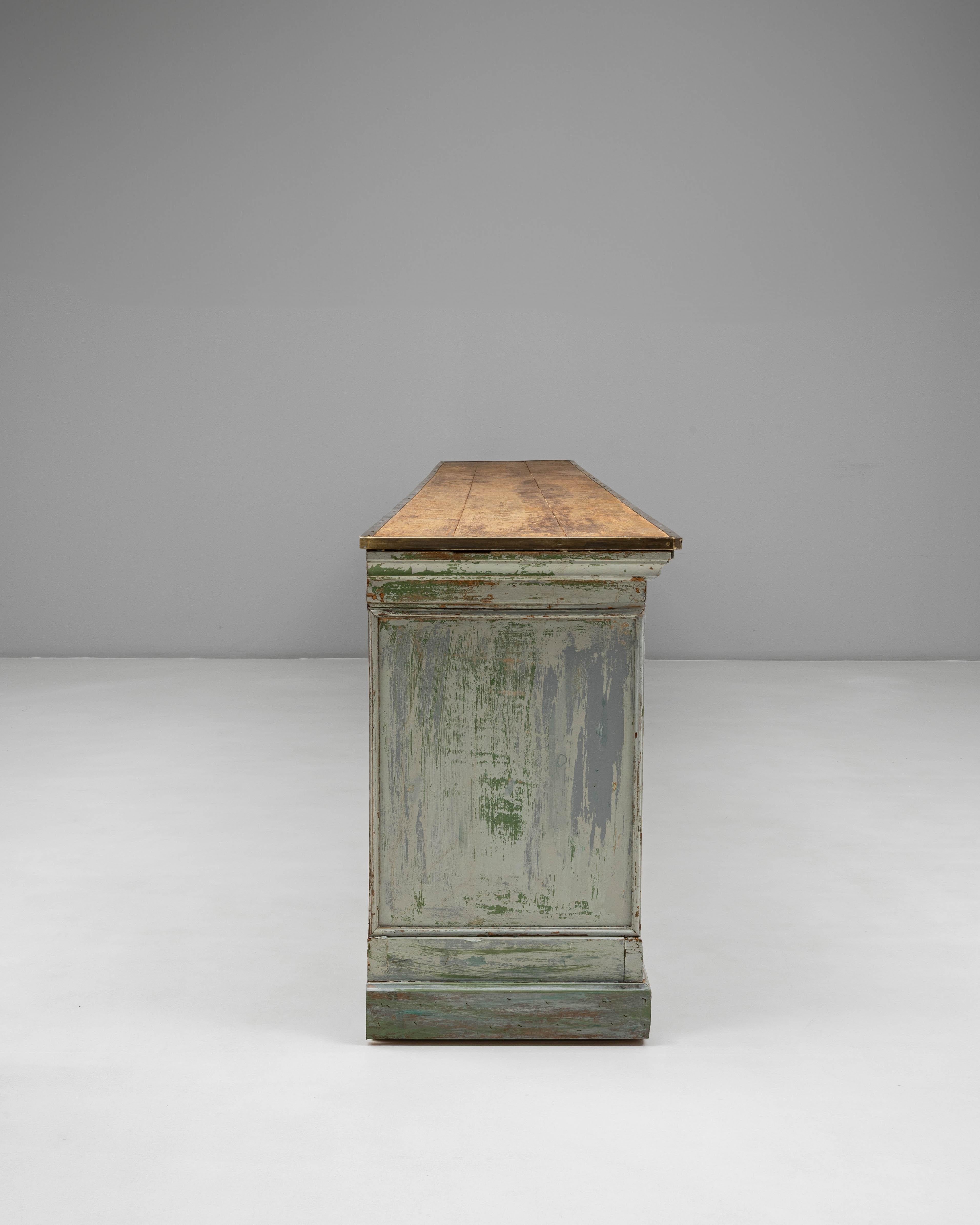 1900s French Wood Patinated Shop Counter with Open Storage en venta 5