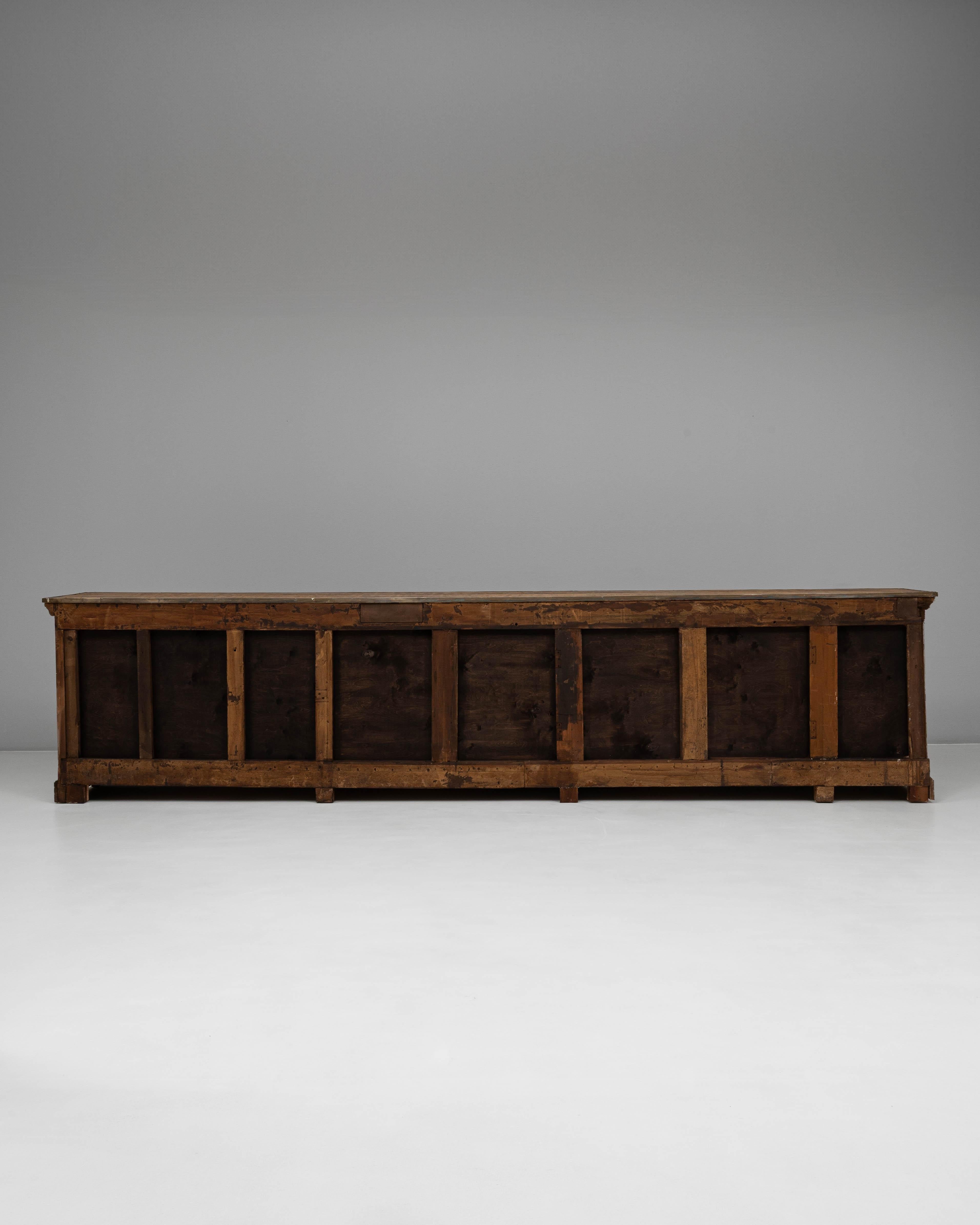 1900s French Wood Patinated Shop Counter with Open Storage en venta 6