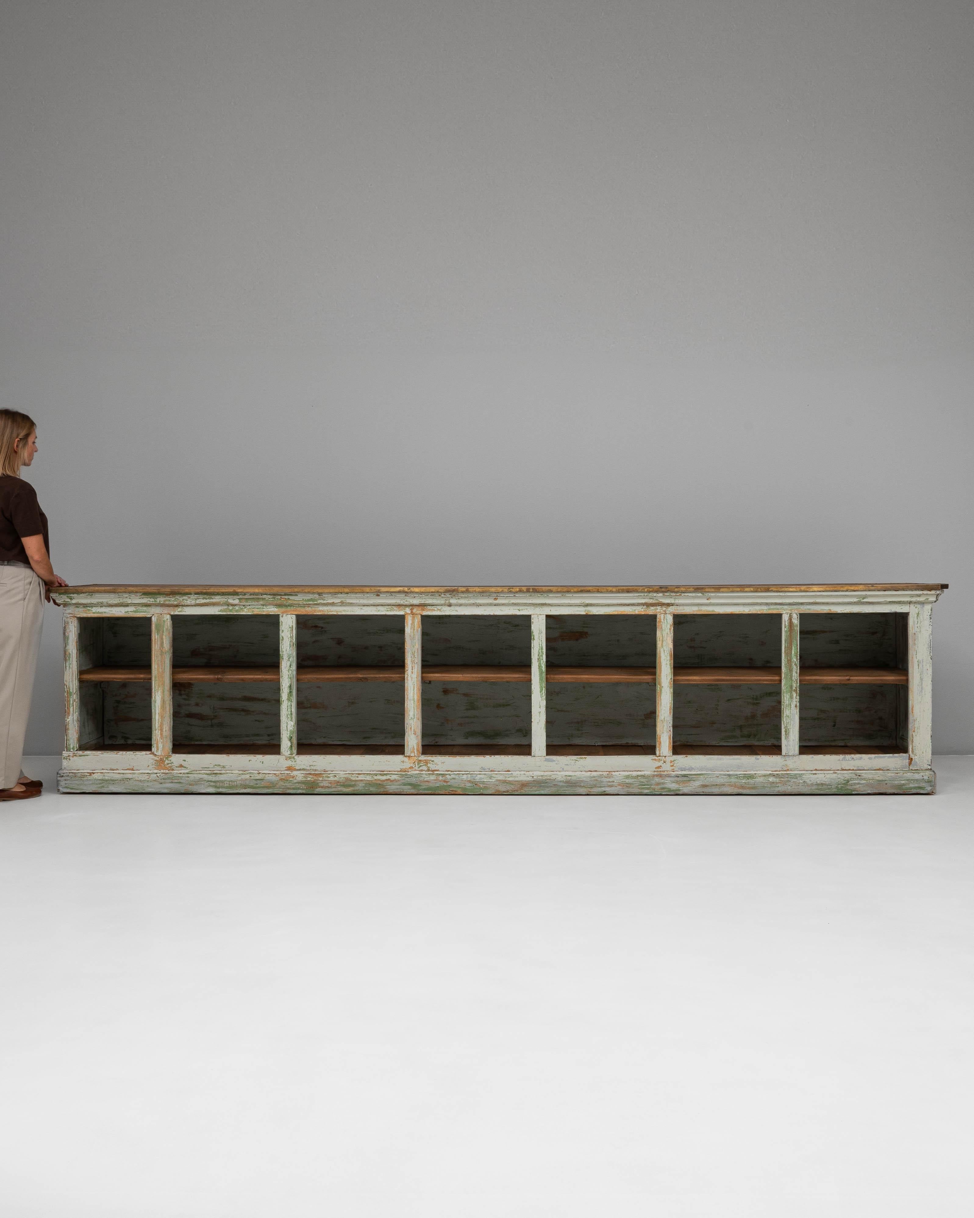 1900s French Wood Patinated Shop Counter with Open Storage Francés en venta