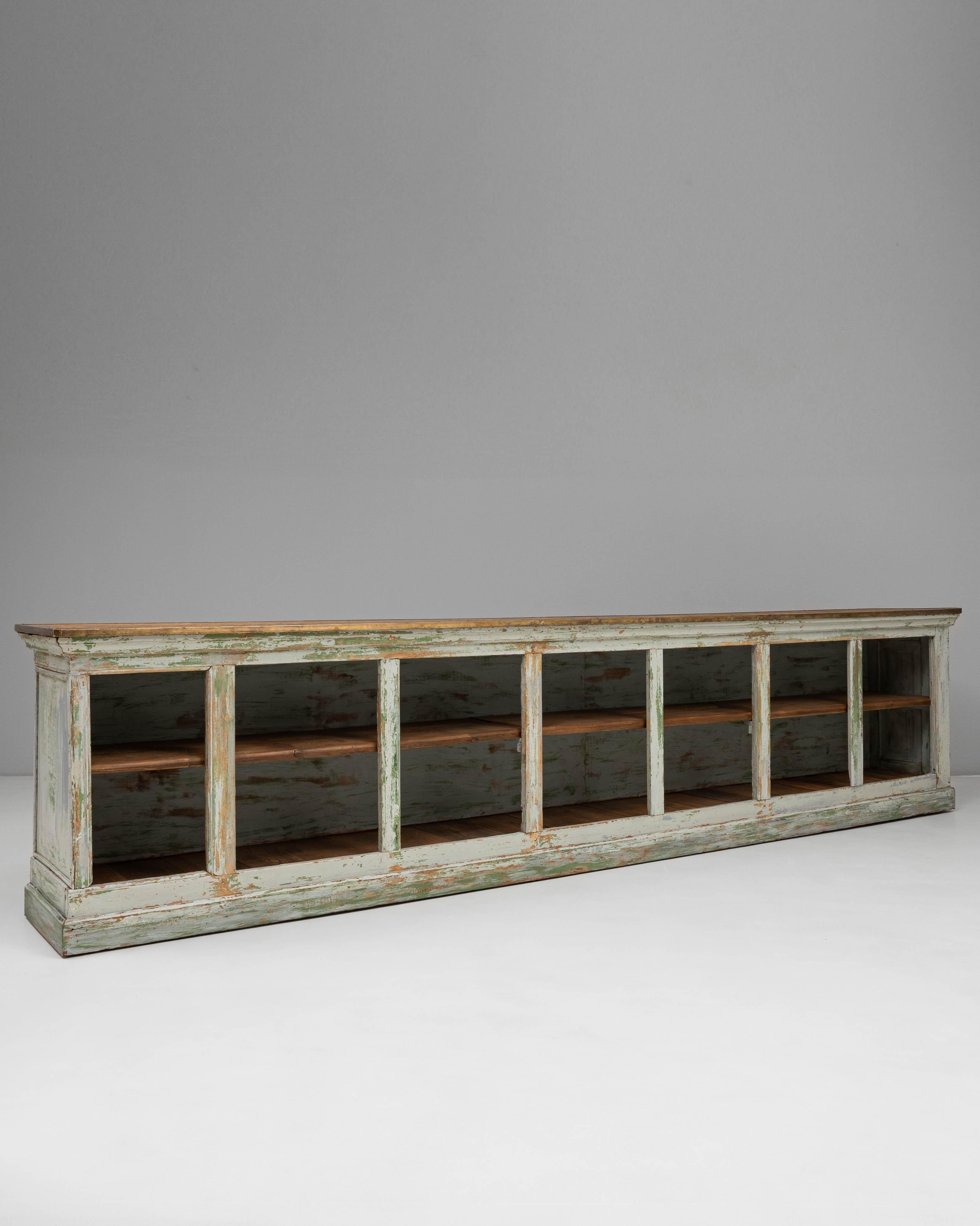 1900s French Wood Patinated Shop Counter with Open Storage Patinado en venta