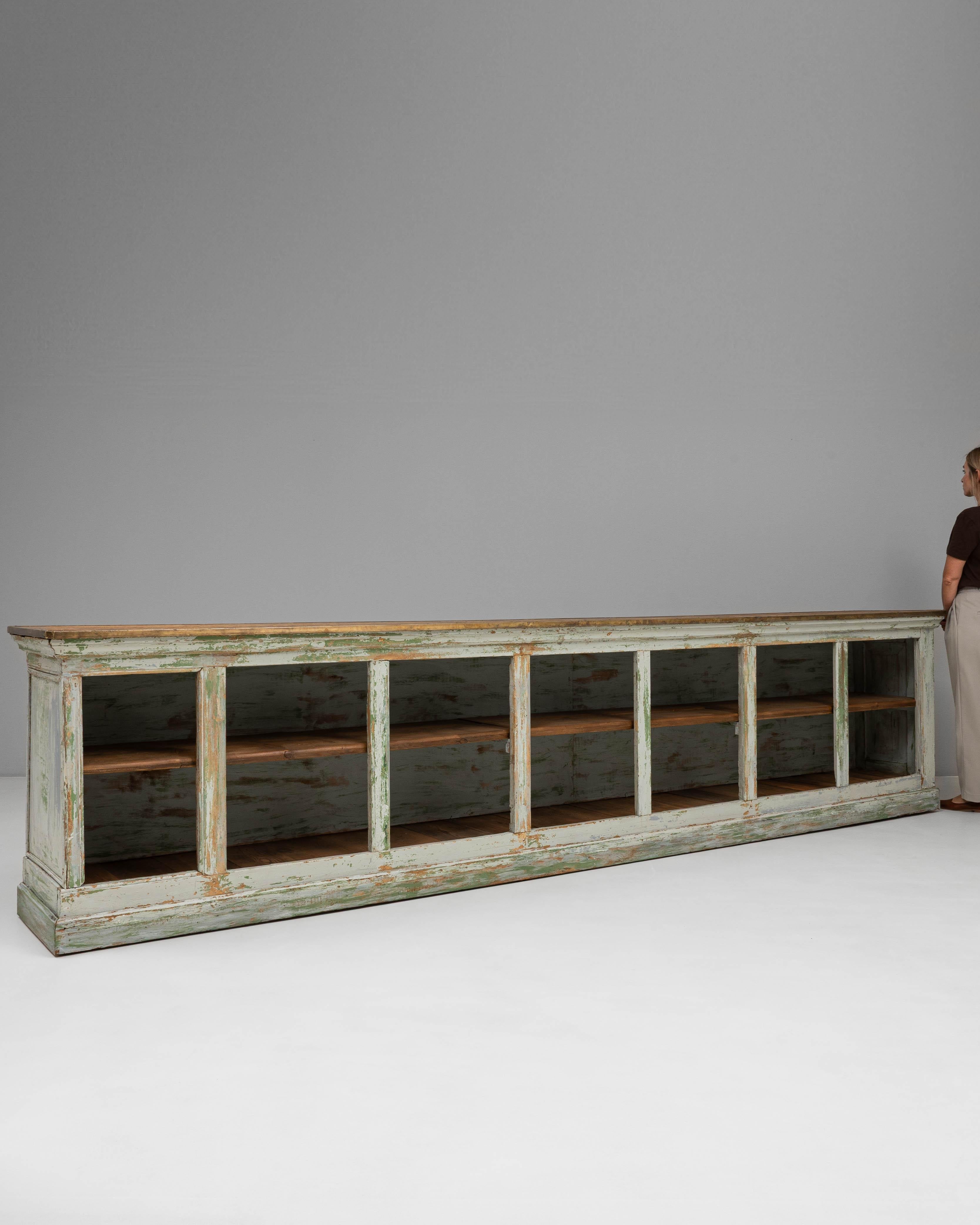 1900s French Wood Patinated Shop Counter with Open Storage en Bueno estado para la venta en High Point, NC