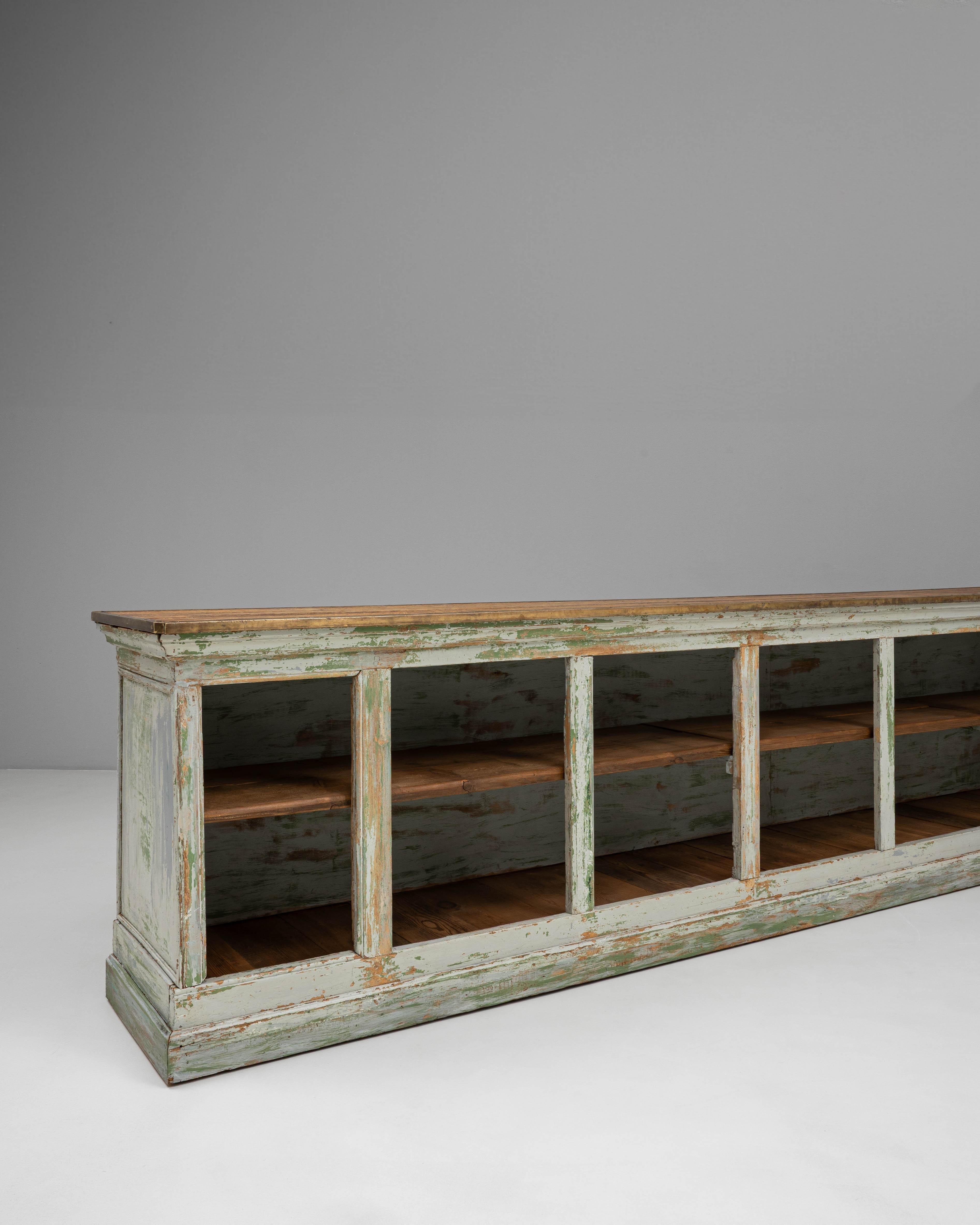 1900s French Wood Patinated Shop Counter with Open Storage siglo XX en venta