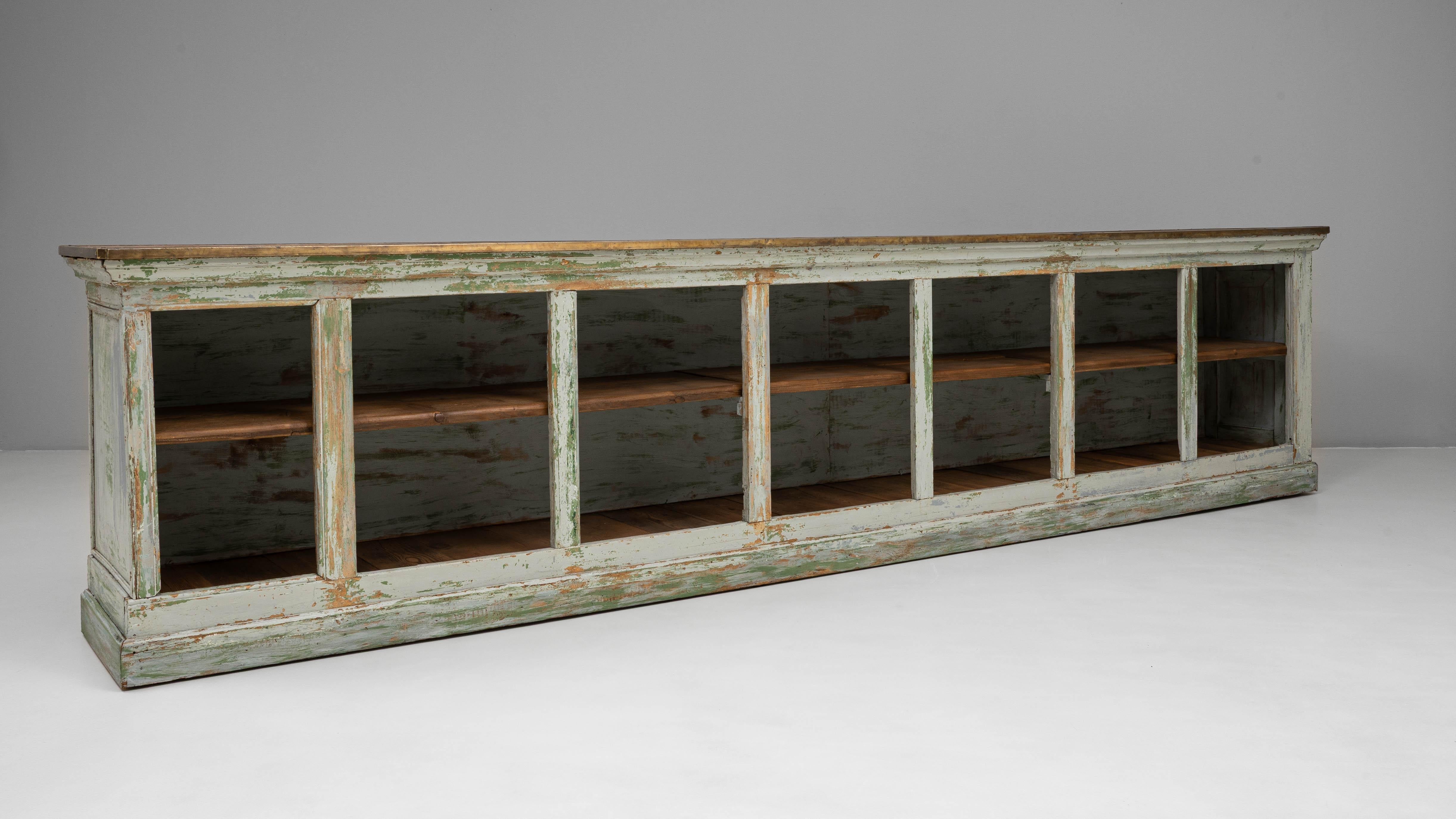 1900s French Wood Patinated Shop Counter with Open Storage Madera en venta