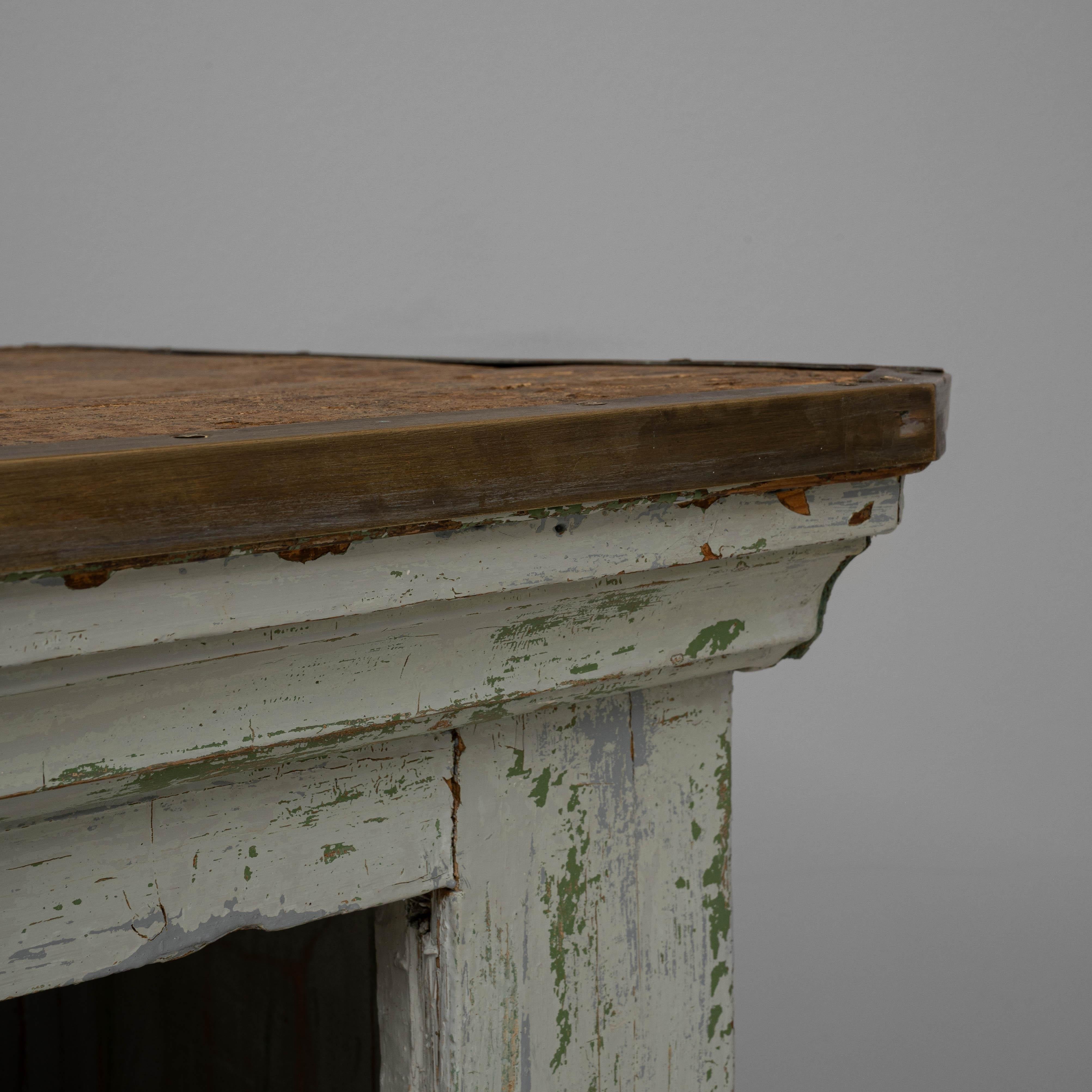 1900s French Wood Patinated Shop Counter with Open Storage en venta 1