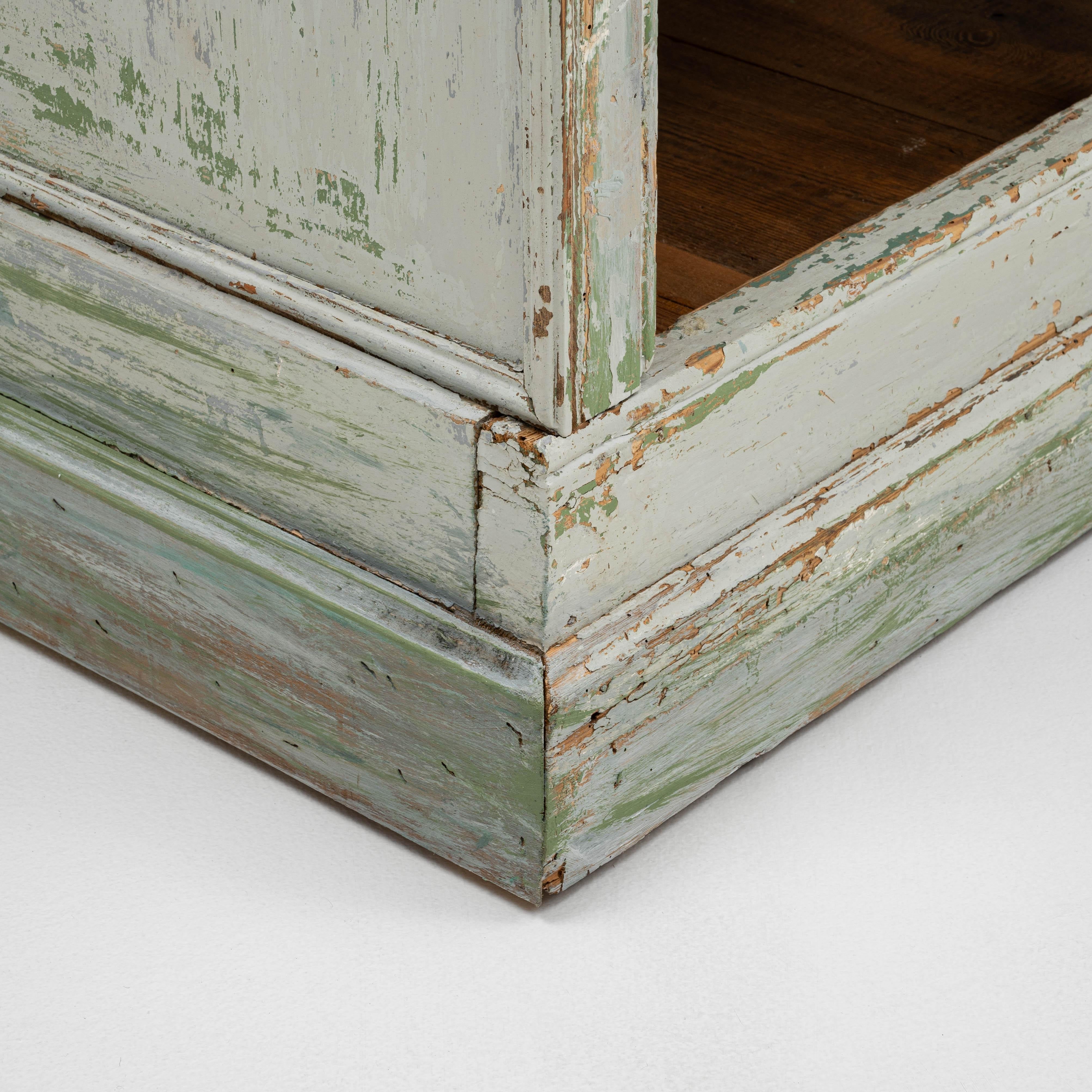 1900s French Wood Patinated Shop Counter with Open Storage en venta 2