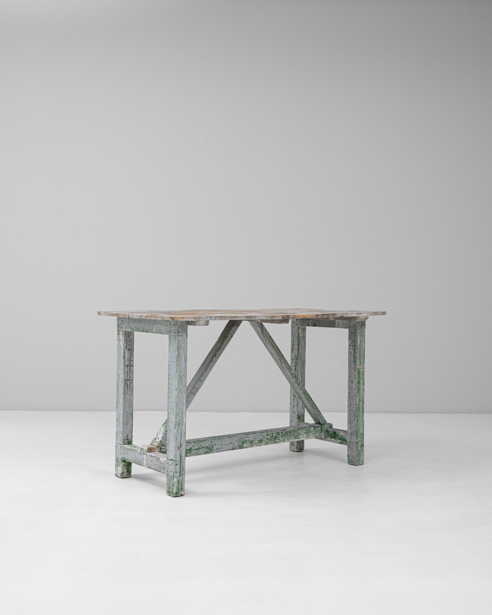 Mesa francesa de madera patinada de 1900 en Bueno estado para la venta en High Point, NC