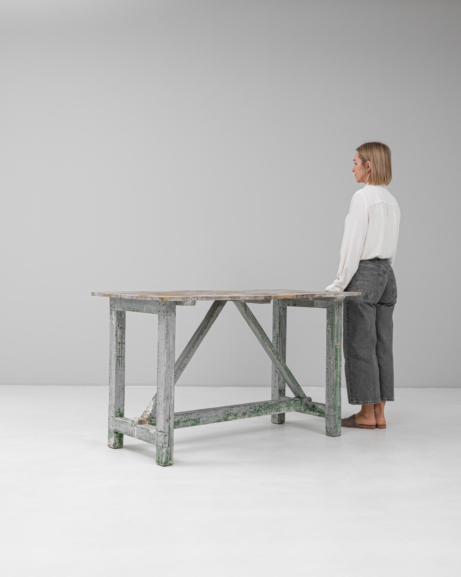 Mesa francesa de madera patinada de 1900 siglo XX en venta