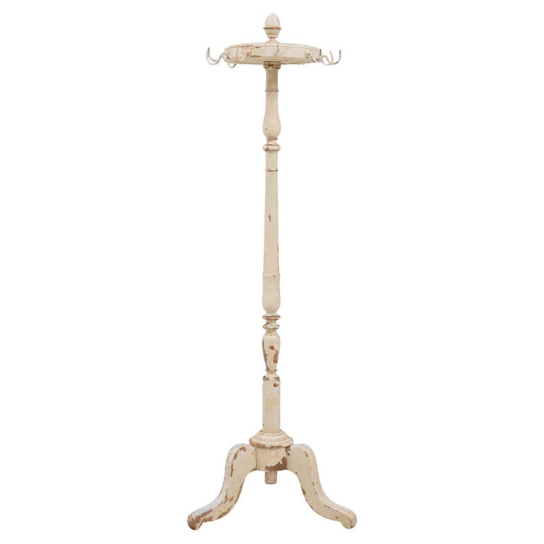 Percha francesa de madera patinada blanca de 1900 en venta en 1stDibs