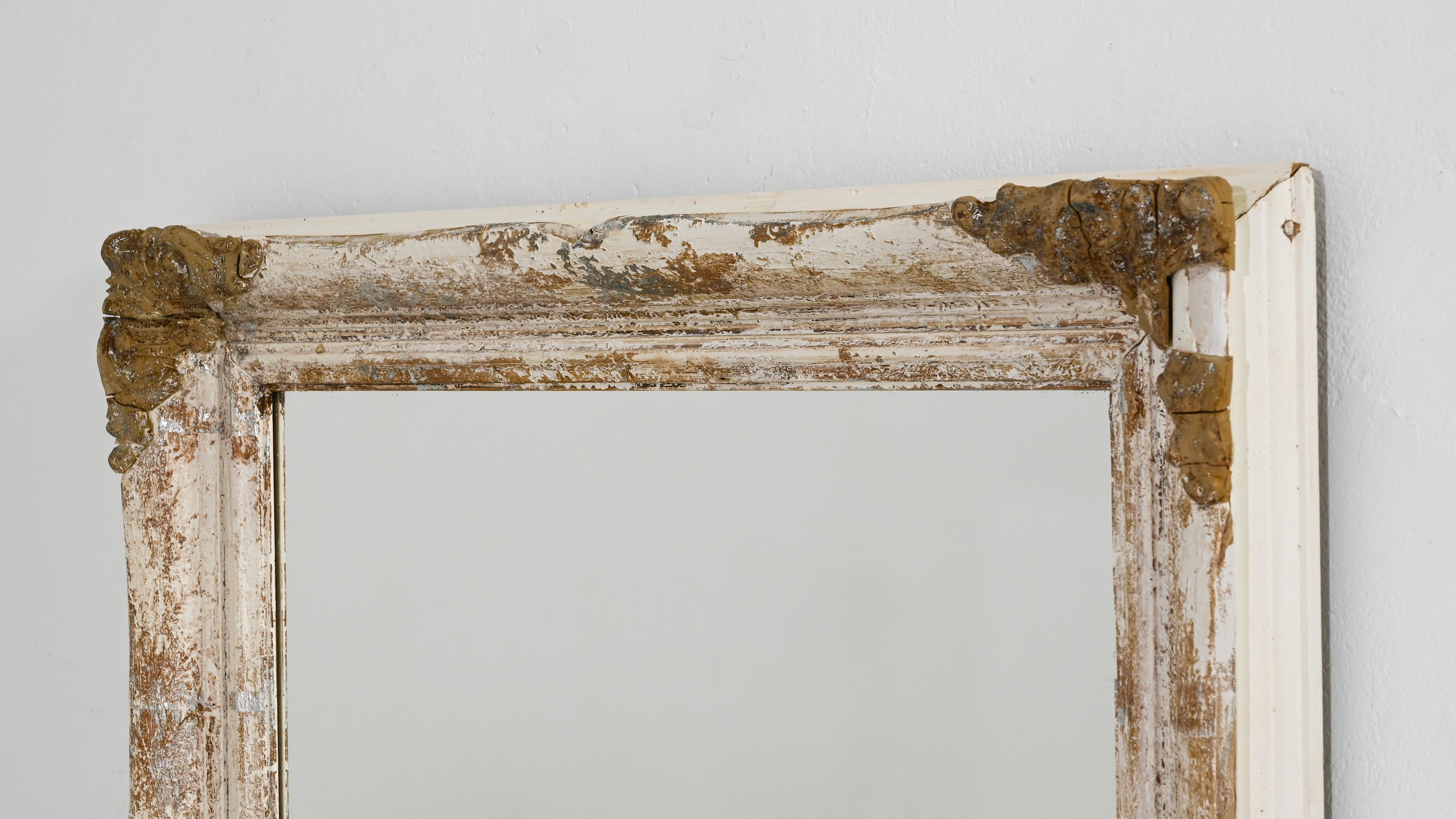 Ajoutez une touche d'élégance rustique à votre décor avec ce miroir en bois français patiné blanc des années 1900. Cette pièce vintage arbore une patine blanche magnifiquement vieillie, mettant en valeur sa riche histoire et son charme intemporel.