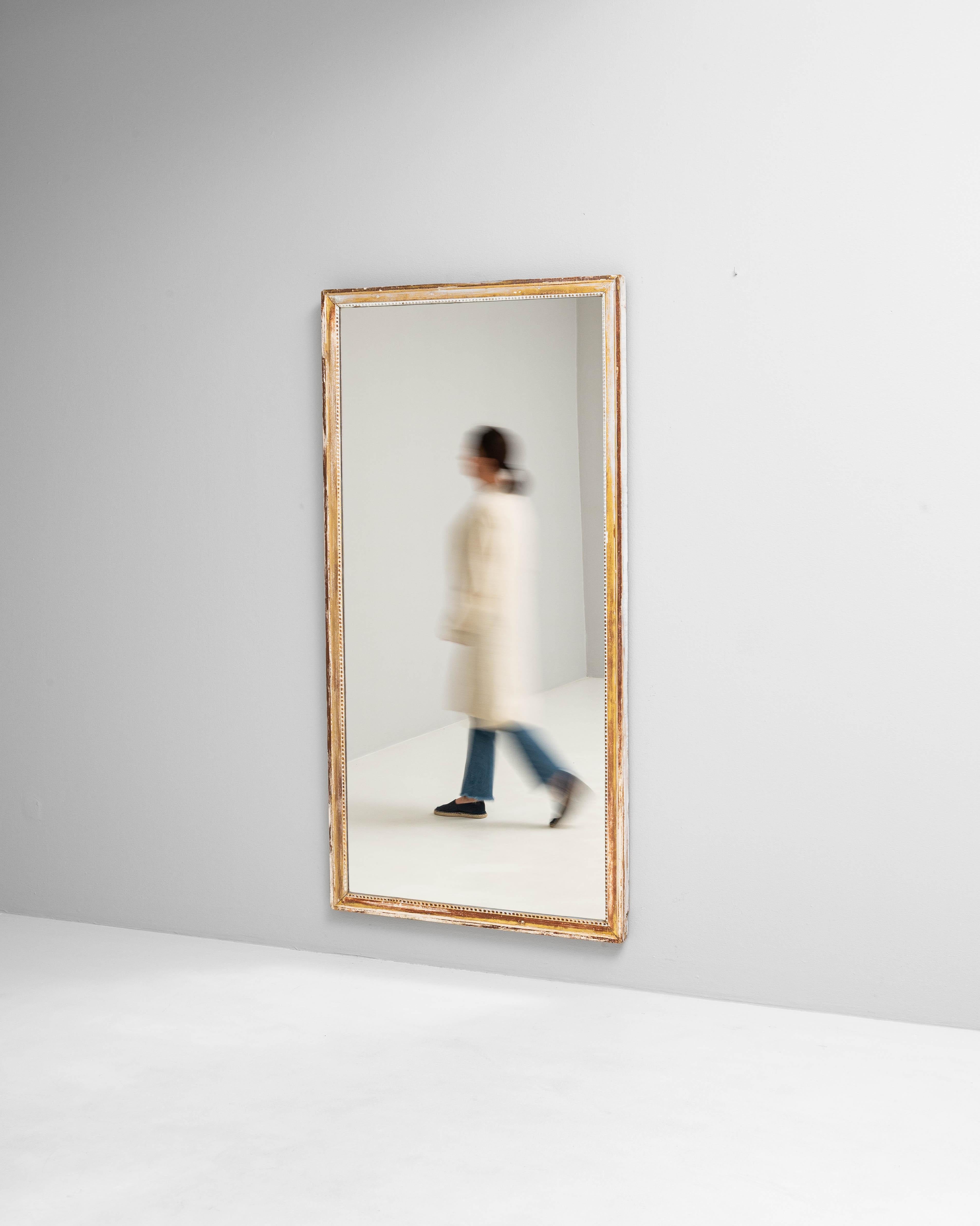 Specchio francese del 1900 in legno patinato bianco In condizioni buone in vendita a High Point, NC