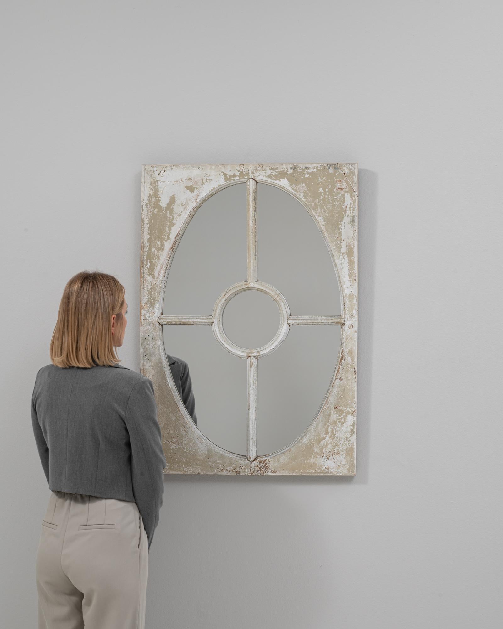 Francese Specchio francese del 1900 in legno bianco patinato a parete in vendita