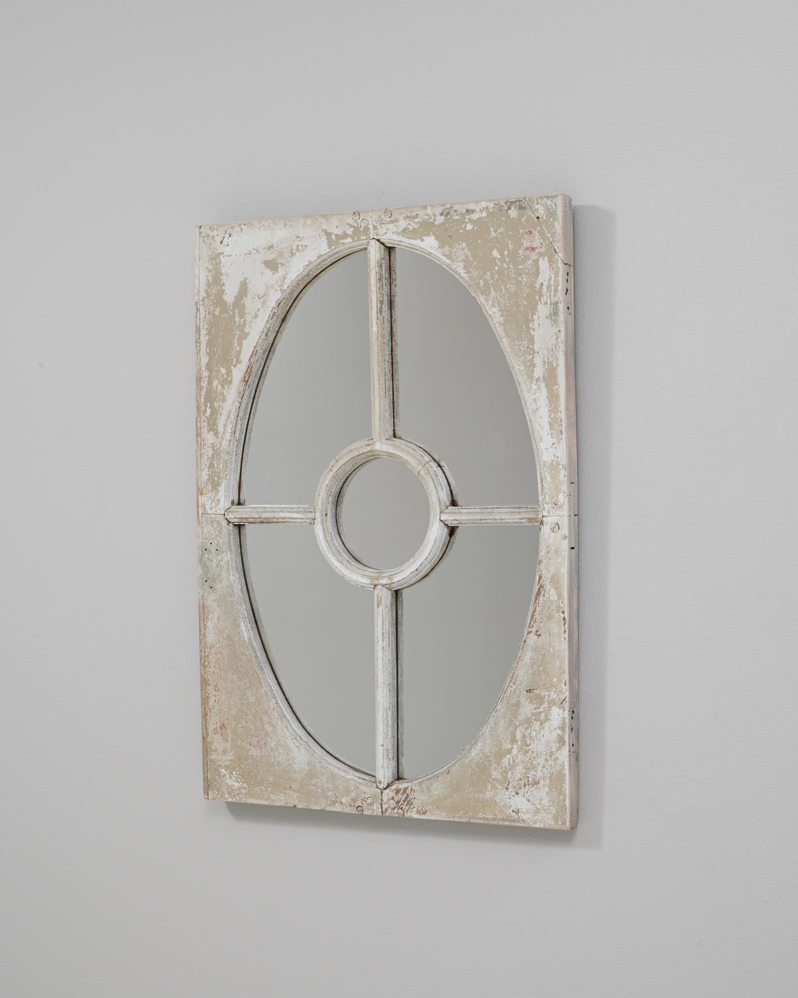 Specchio francese del 1900 in legno bianco patinato a parete In condizioni buone in vendita a High Point, NC