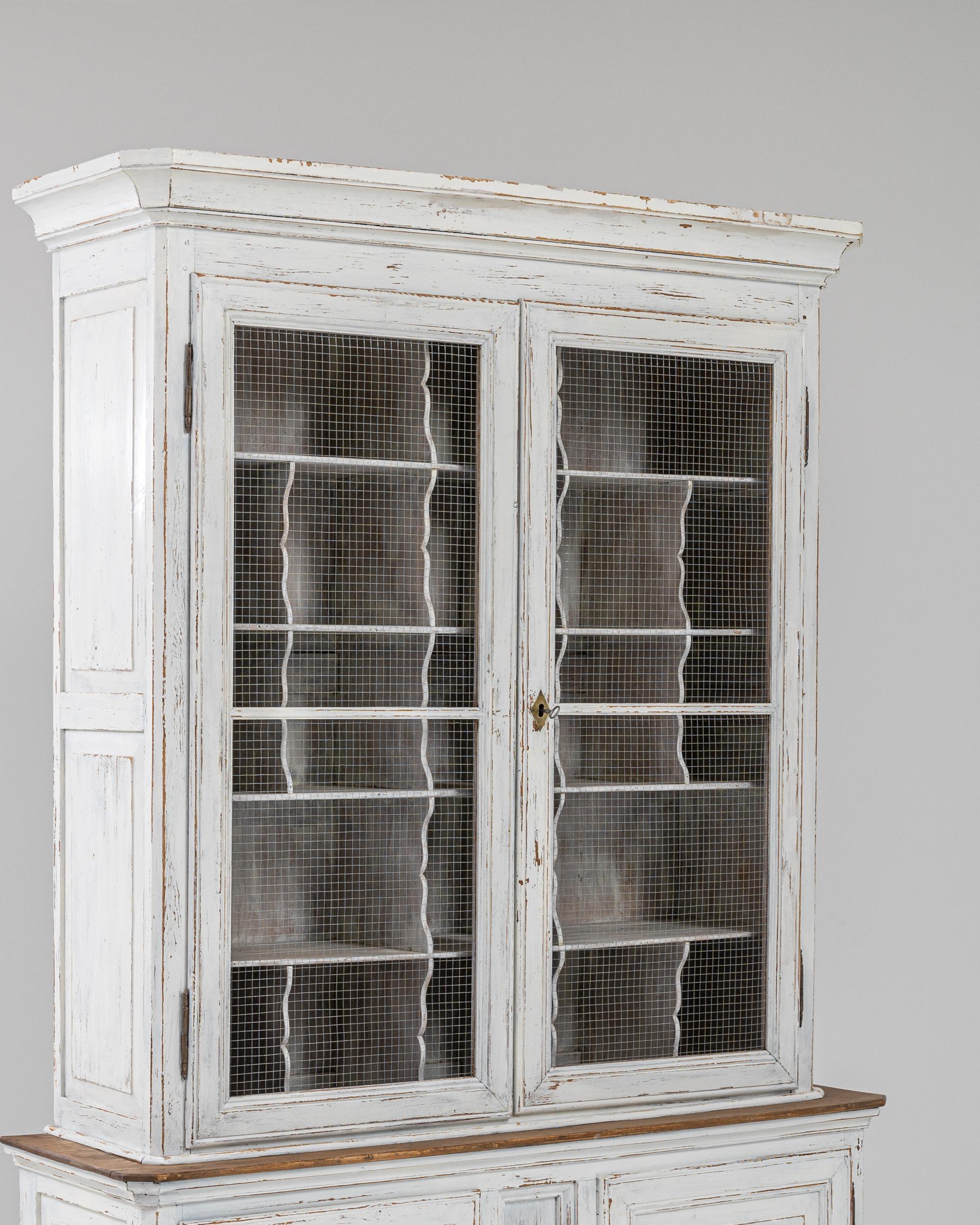 1900s French Wooden Buffet with Mesh Screen Doors For Sale 2