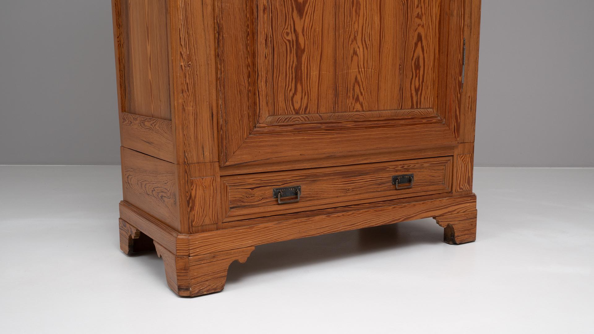 Armadio francese in legno del 1900 in vendita 4