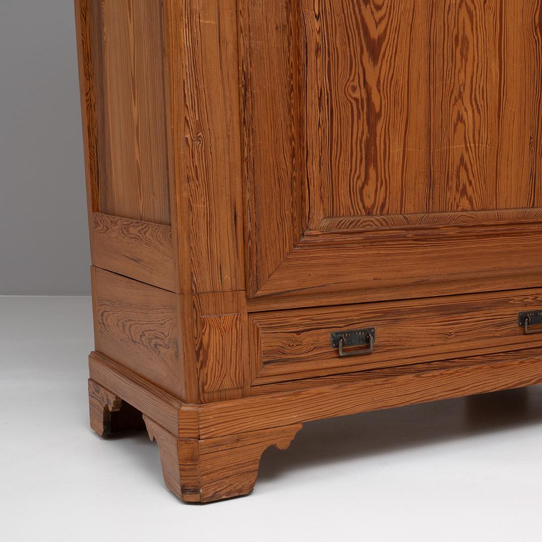 Armadio francese in legno del 1900 in vendita 5