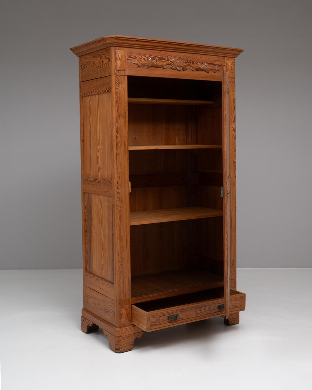 Armadio francese in legno del 1900 in vendita 6