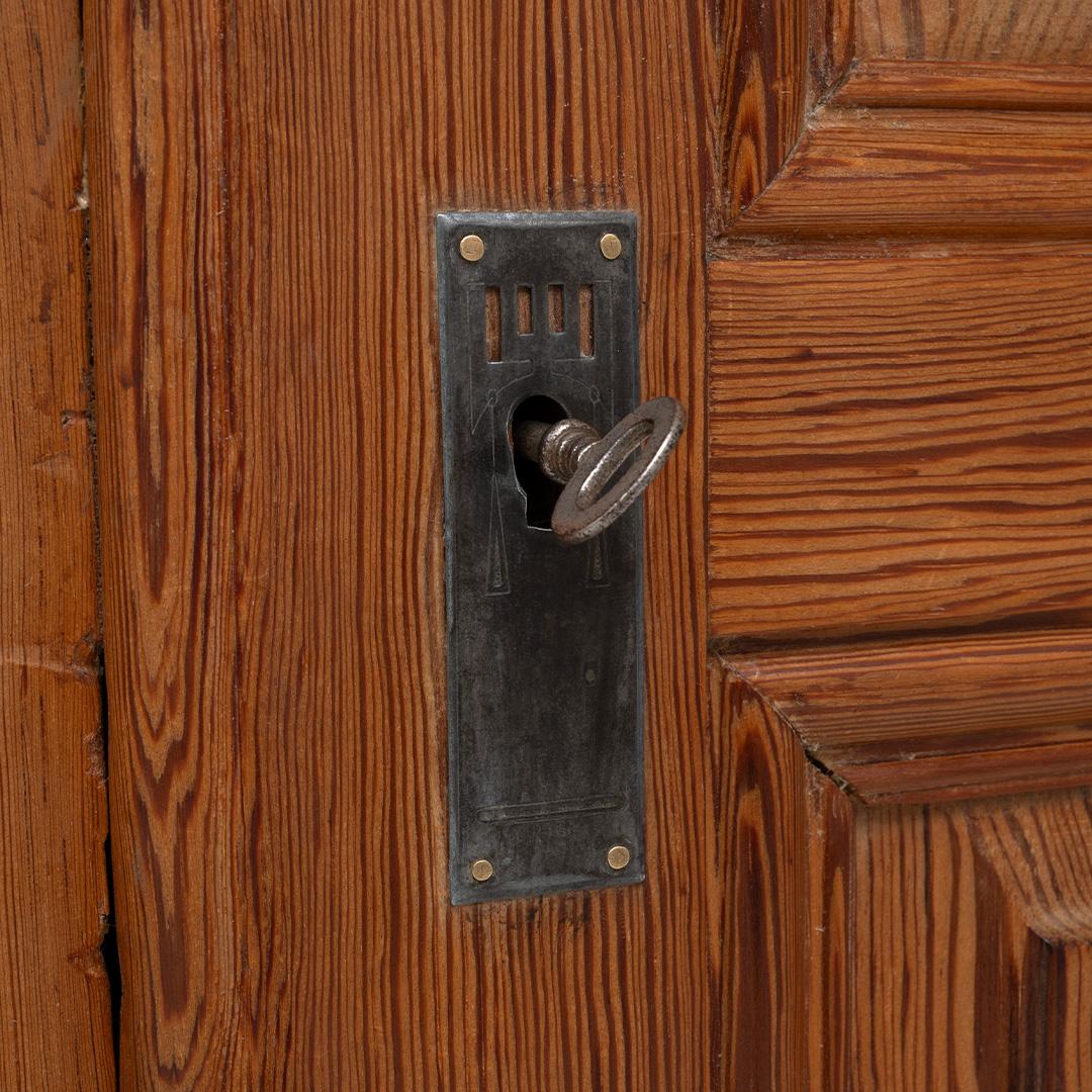 Armadio francese in legno del 1900 in vendita 8