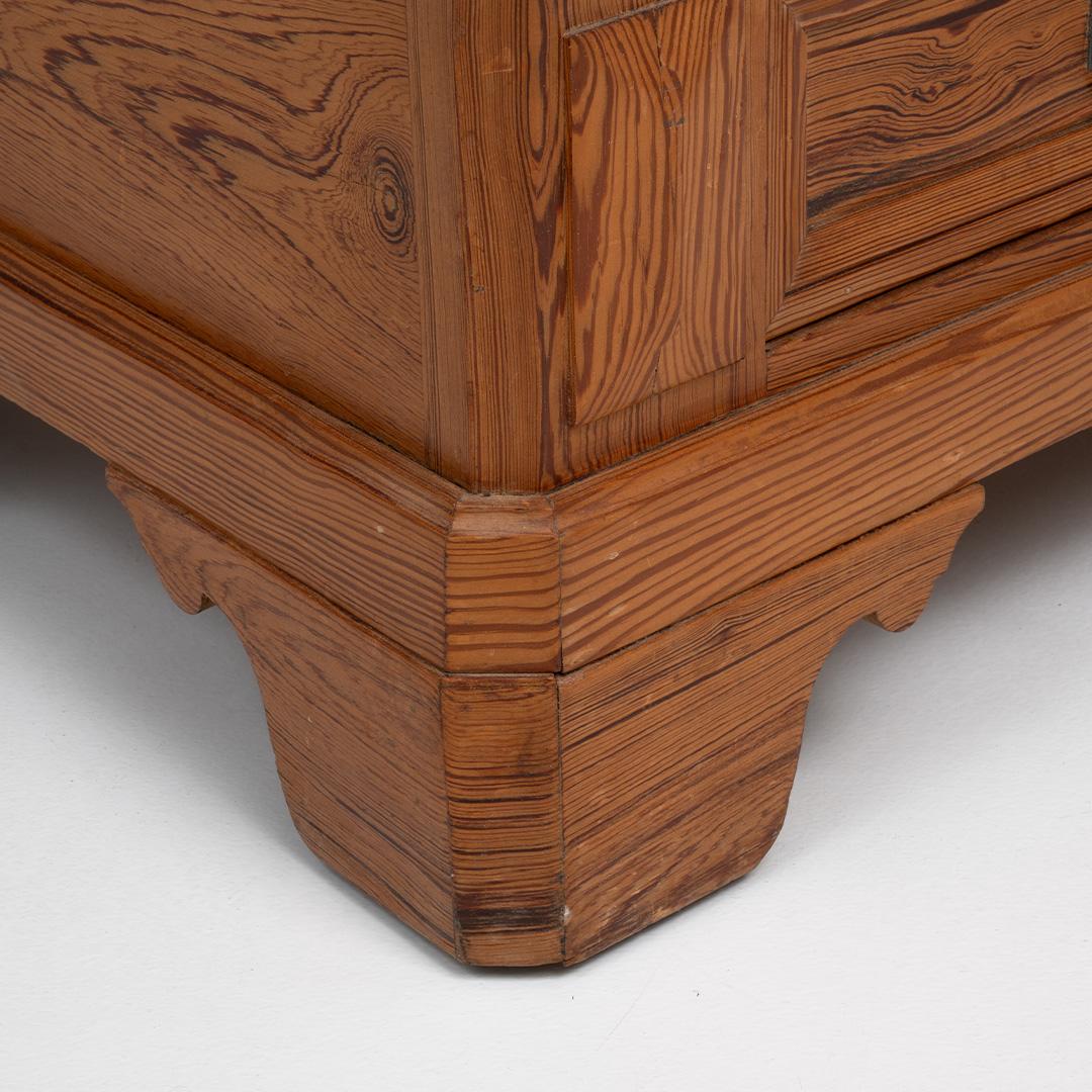 Armadio francese in legno del 1900 in vendita 9