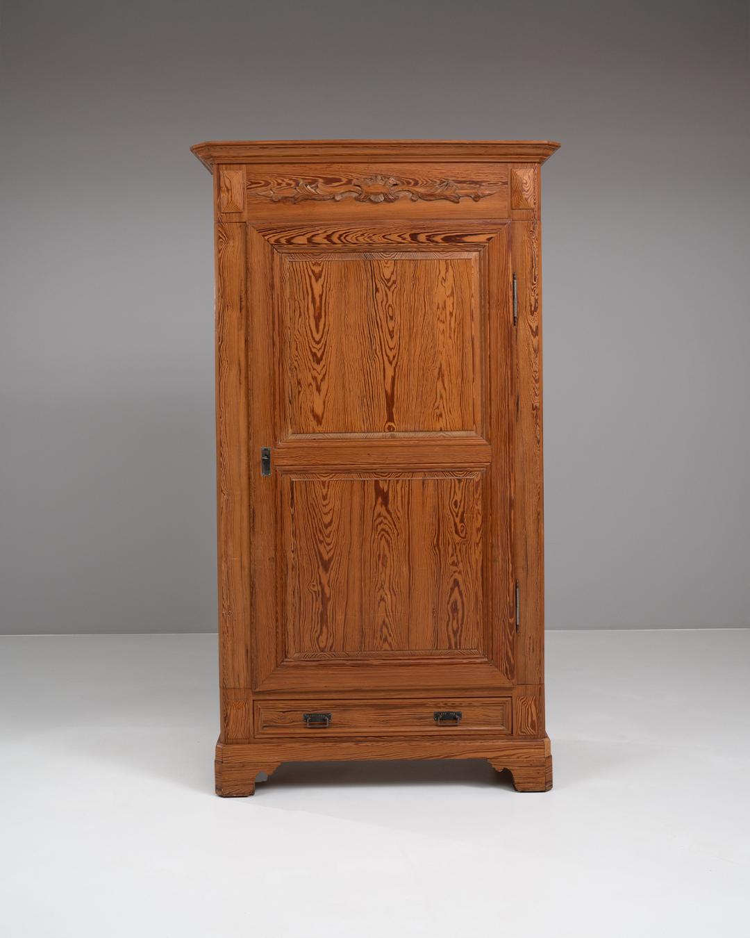 Questo mobile francese in legno del 1900 presenta un design semplice ma elegante, realizzato con linee pulite e sottili dettagli decorativi. Il legno ricco di venature mette in mostra il calore naturale e il carattere, mentre il fregio intagliato