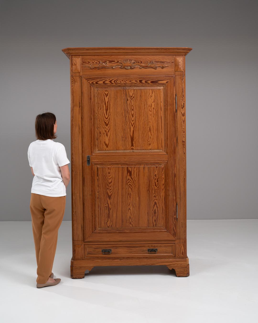 Armadio francese in legno del 1900 In condizioni buone in vendita a High Point, NC