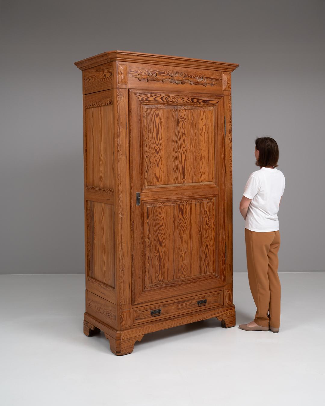 Armadio francese in legno del 1900 in vendita 1