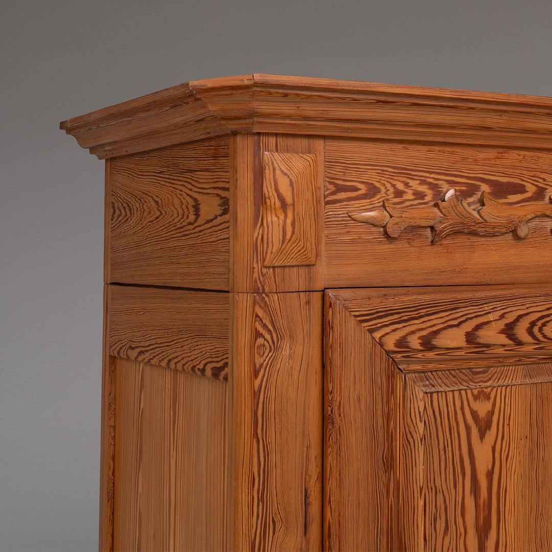 Armadio francese in legno del 1900 in vendita 3