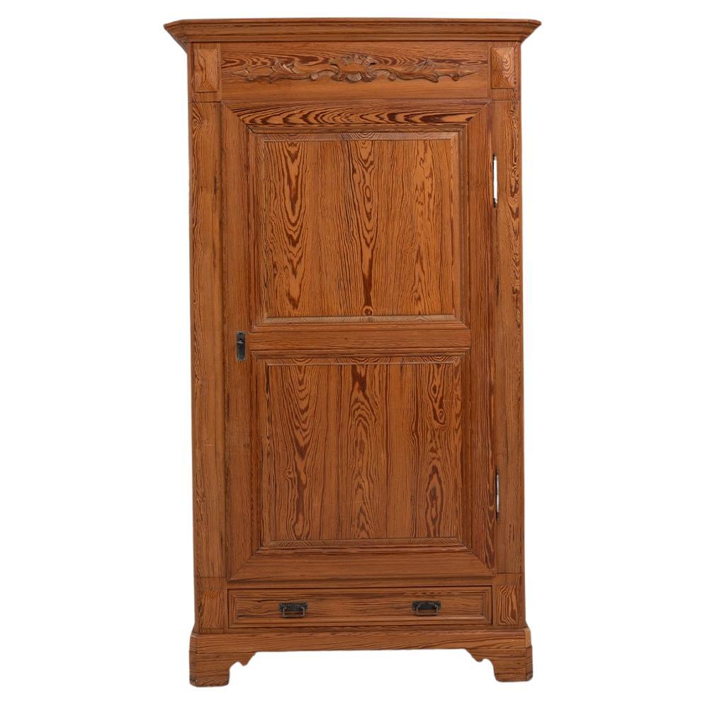 Armadio francese in legno del 1900 in vendita