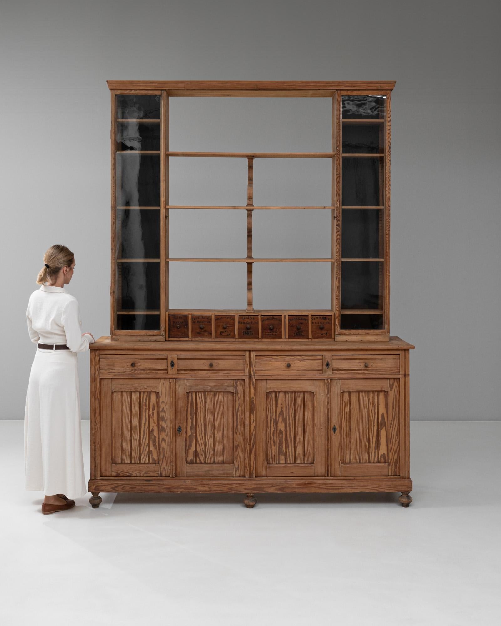 Vetrina e scaffali in legno francese del 1900 In condizioni buone in vendita a High Point, NC