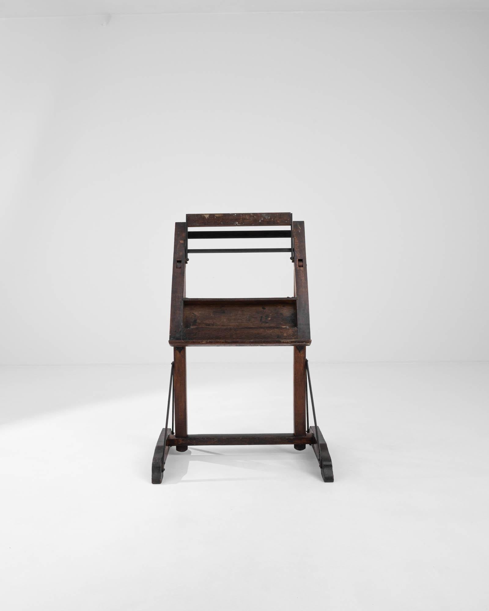 Compact and practical, this antique easel exudes the bohemian ambiance of 1900s France. Large bracket feet that elevate the square structure of the easel's body provide excellent support. The frame can be adjusted to control the angle, height, and