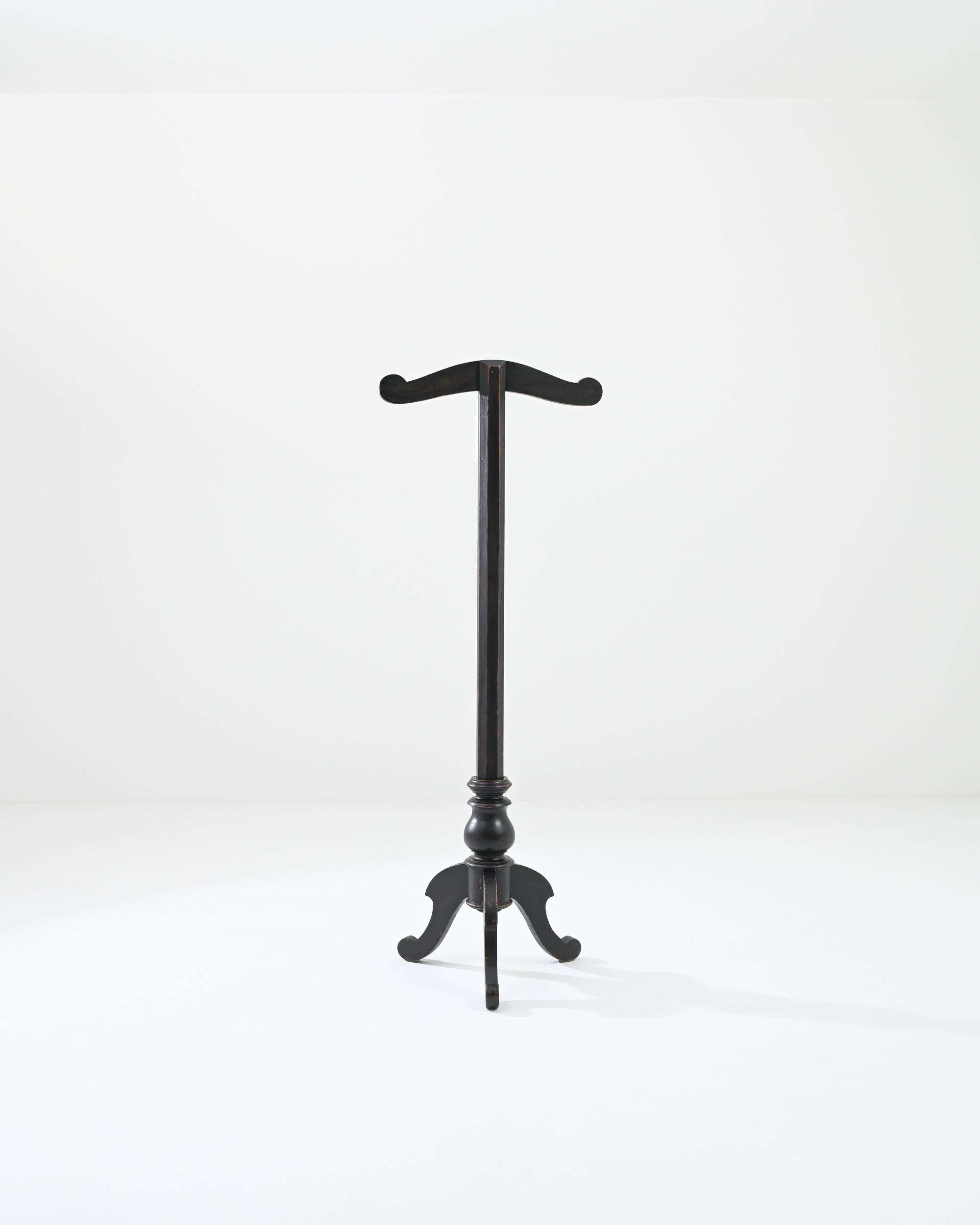 Un appendiabiti da pavimento in legno realizzato nella Francia del 1900. I bordi di questo appendiabiti indipendente sono stati consumati dall'età, creando un effetto luminoso che mette in risalto tutti i suoi dettagli. Questo pezzo unico, che emana