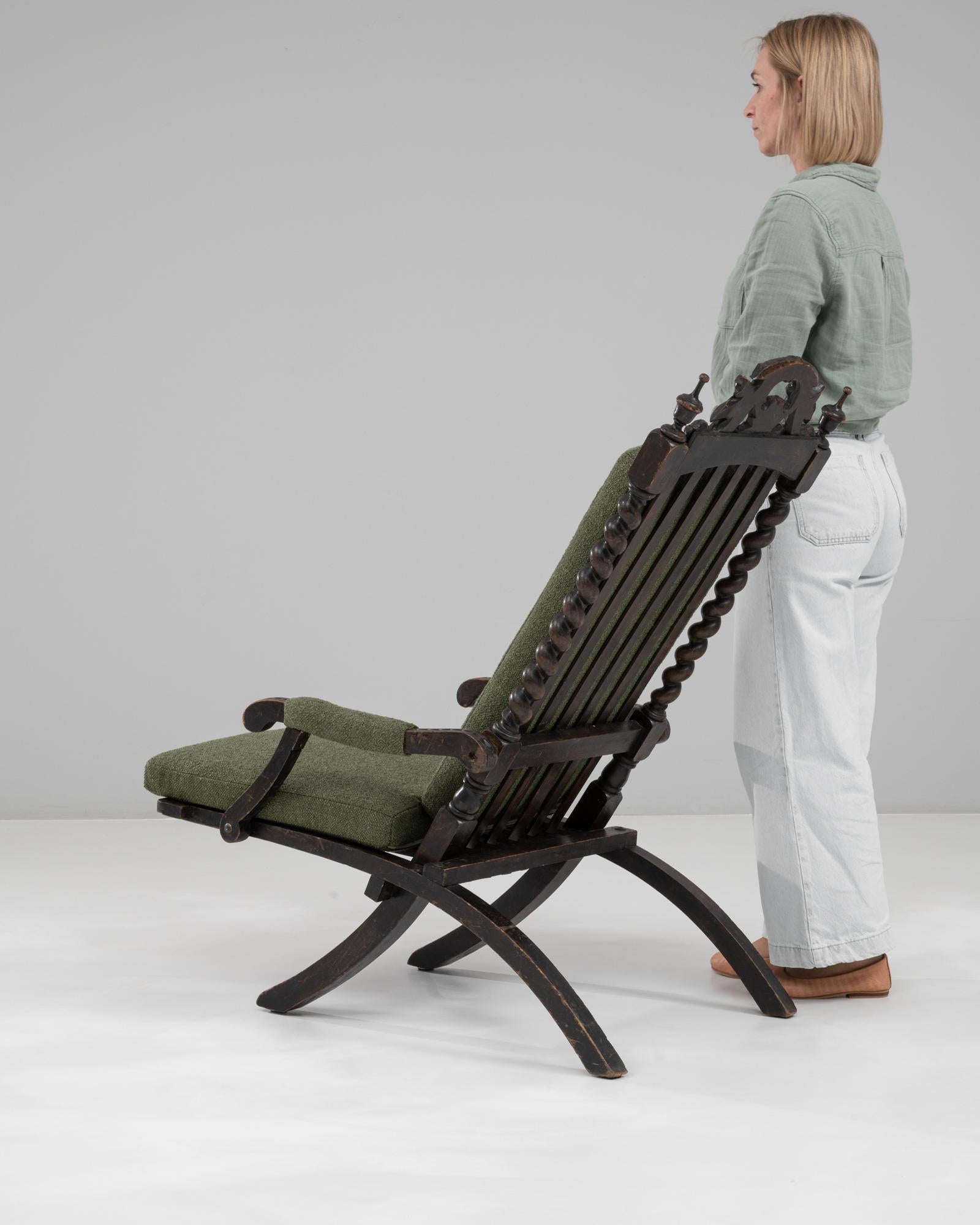 Tappezzeria Poltrona Foldes in legno francese del 1900 con cuscini imbottiti in vendita