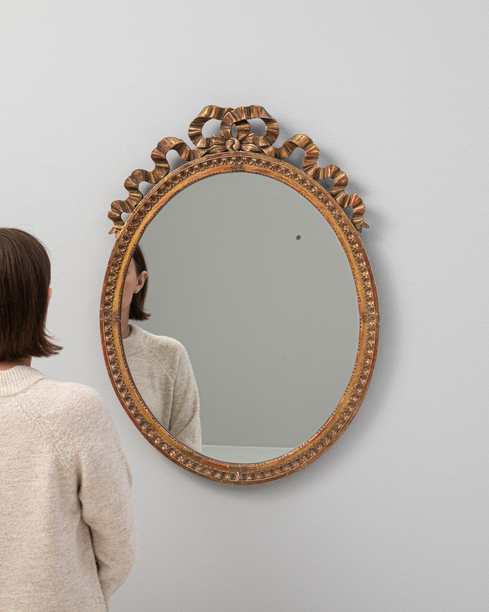 Entrez dans un monde de charme classique avec ce miroir en bois français des années 1900, une pièce qui incarne parfaitement la grandeur de son époque. Le miroir rond est encadré par une bordure en bois magnifiquement travaillée, enrichie d'une