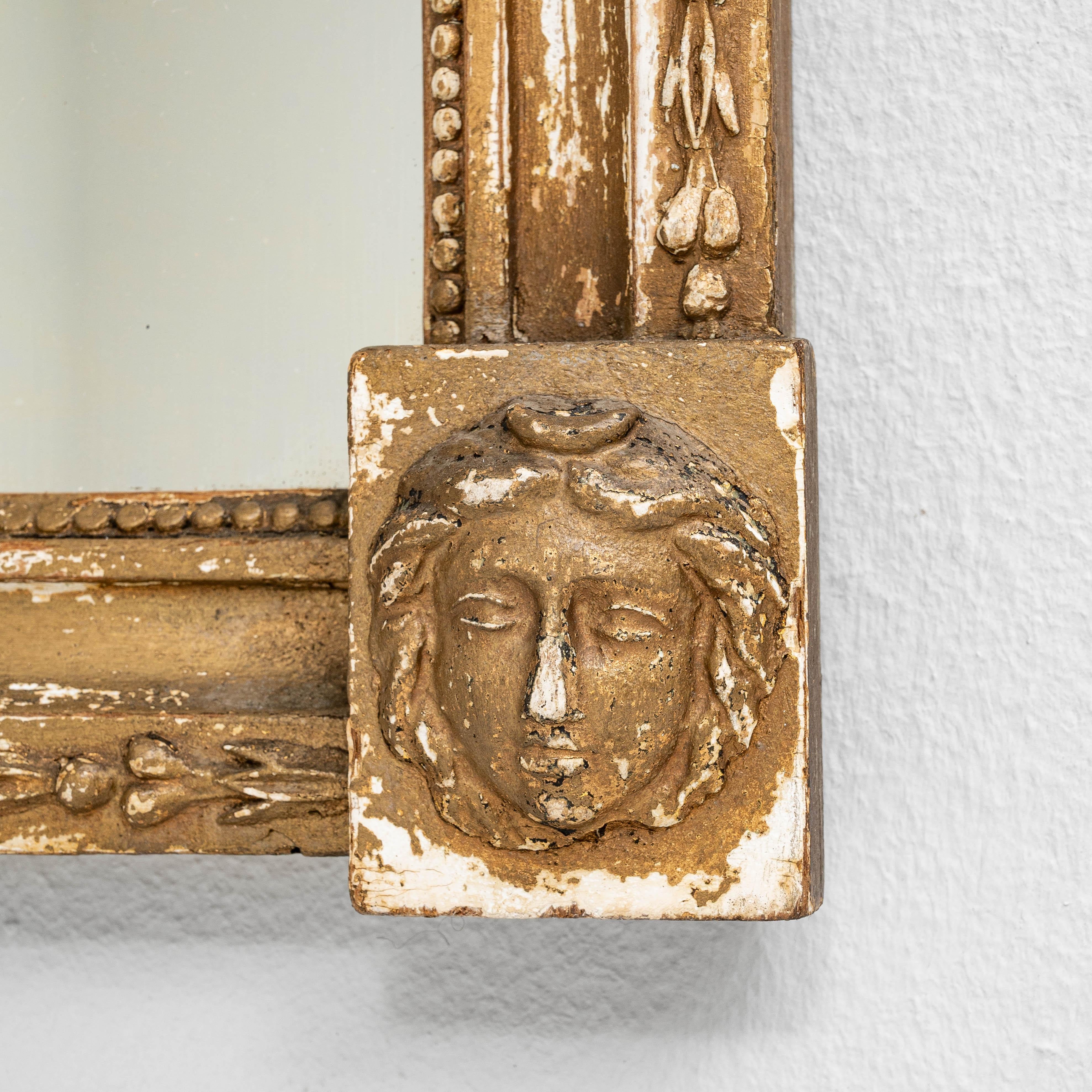 Specchio francese in legno del 1900 con figure intagliate in vendita 5