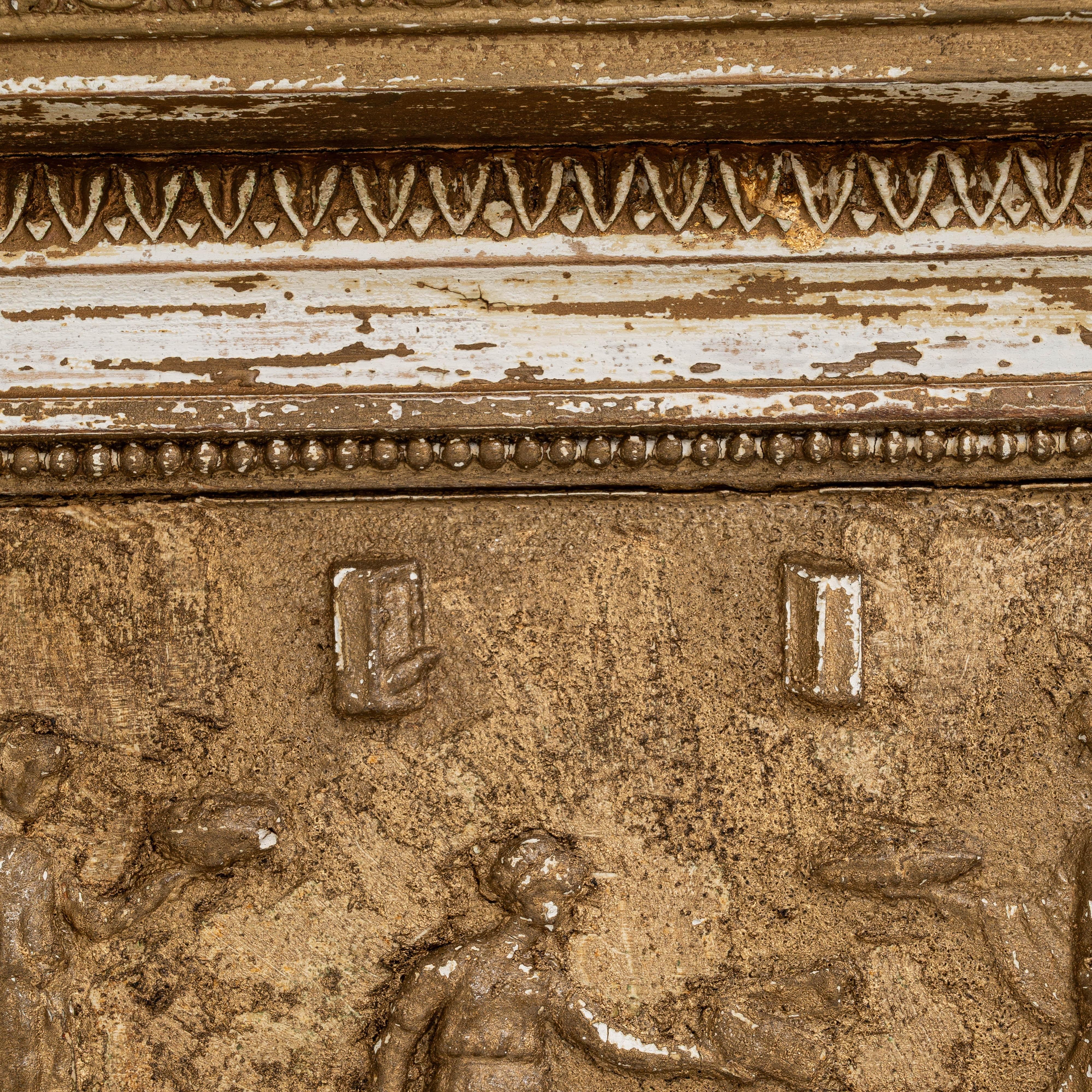 Specchio francese in legno del 1900 con figure intagliate in vendita 6