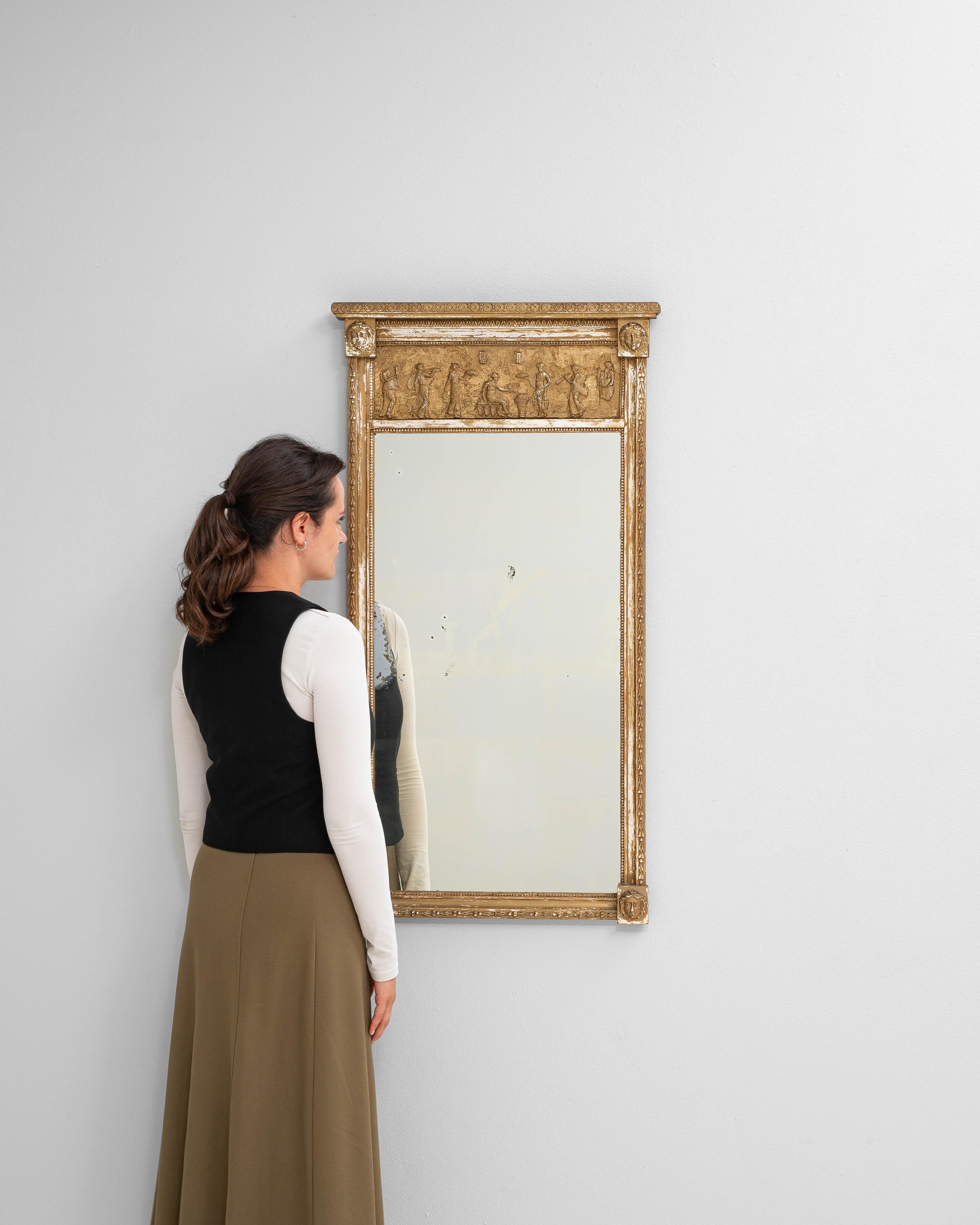 Francese Specchio francese in legno del 1900 con figure intagliate in vendita